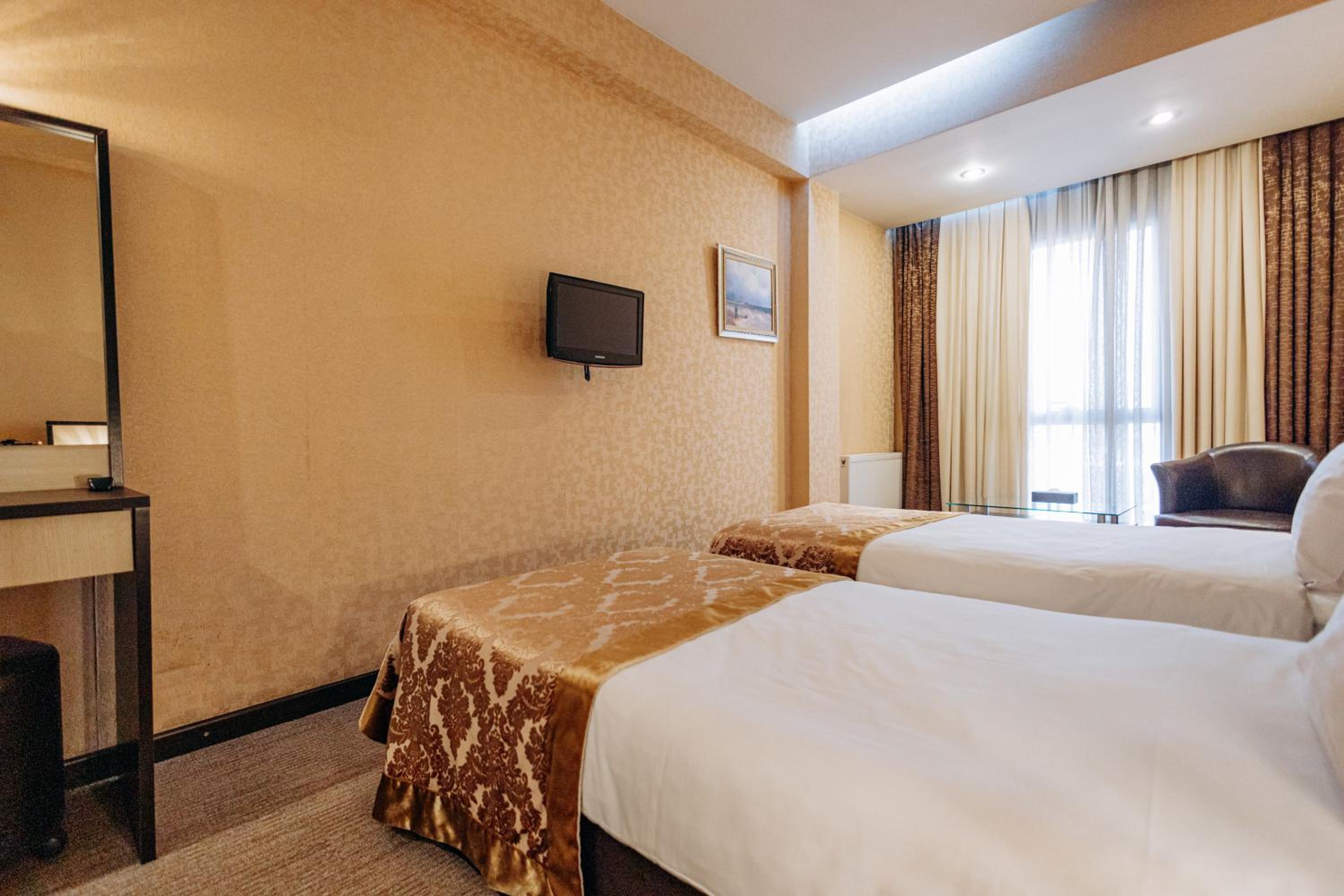 Twin Room - Non-Smoking - Photo 12