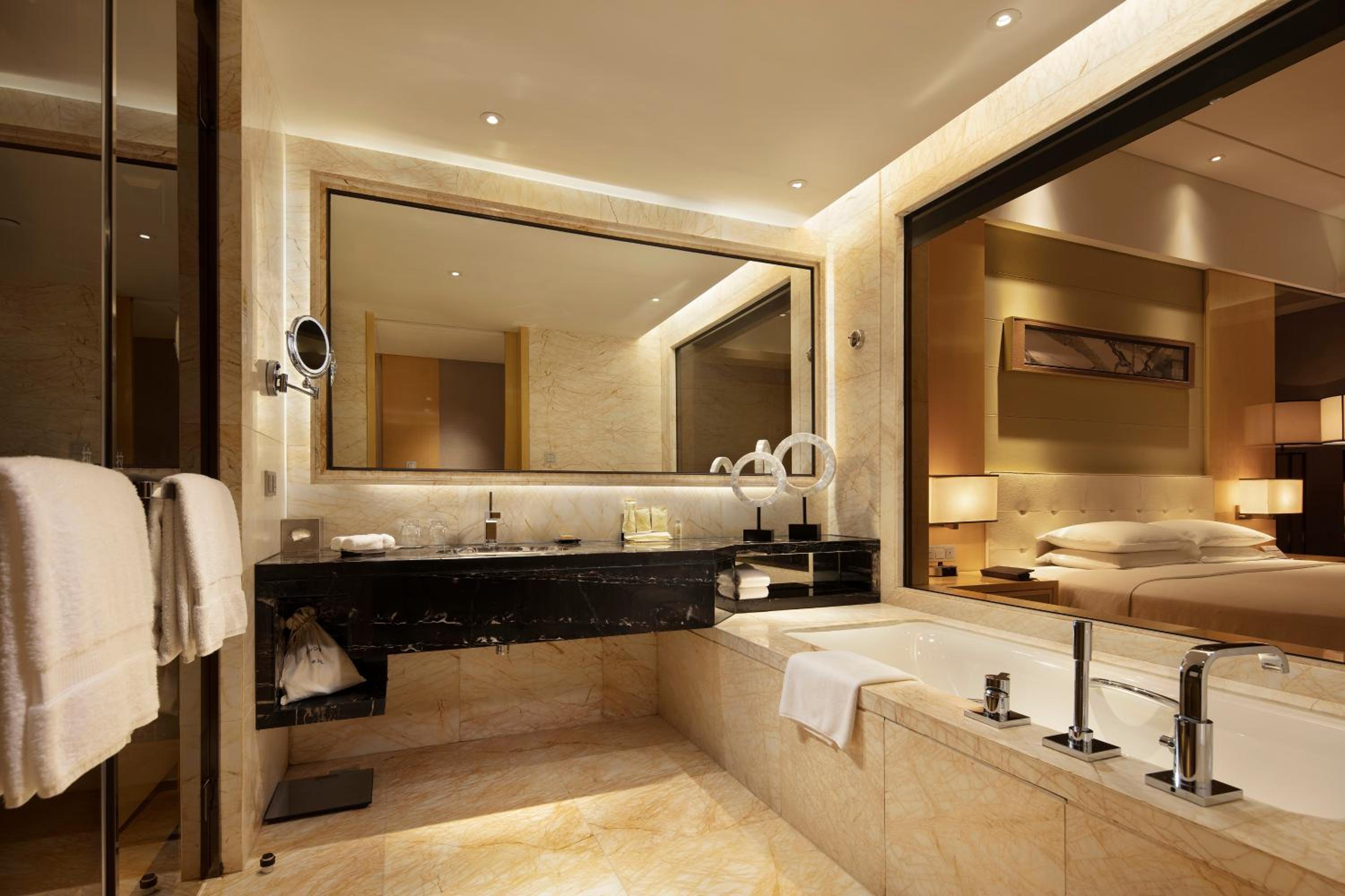 Deluxe Corner King Room - Photo 4