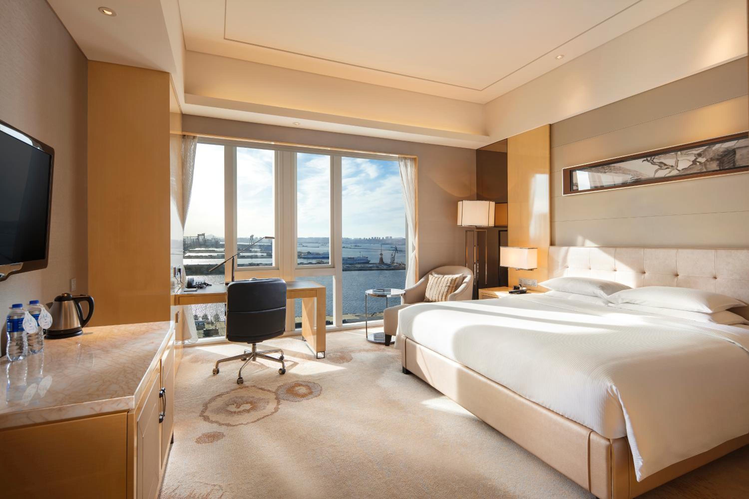 Executive King Room with Harbor View - Photo 3