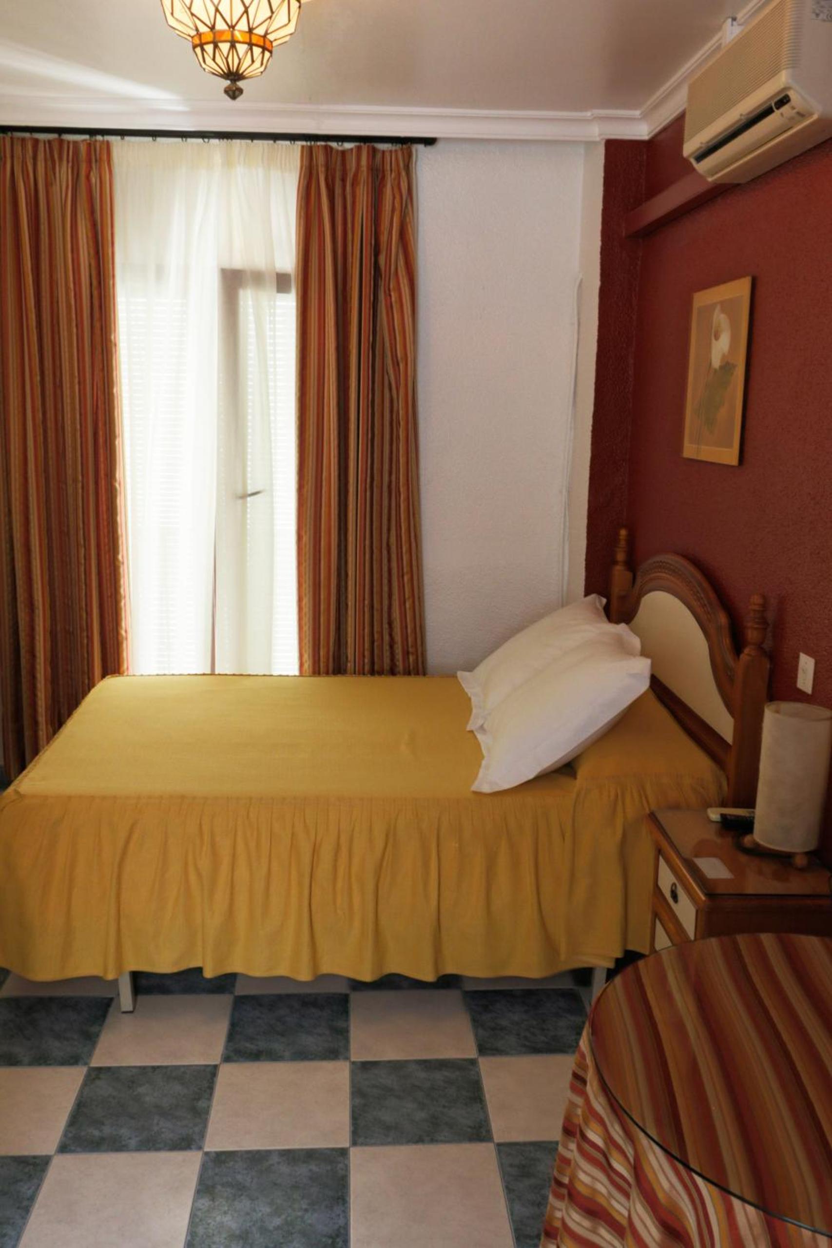 Double or Twin Room with Private Bathroom - Photo 13