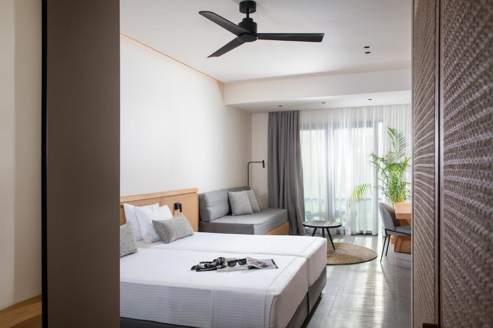 Superior Double or Twin Room with Side Sea View photo 2