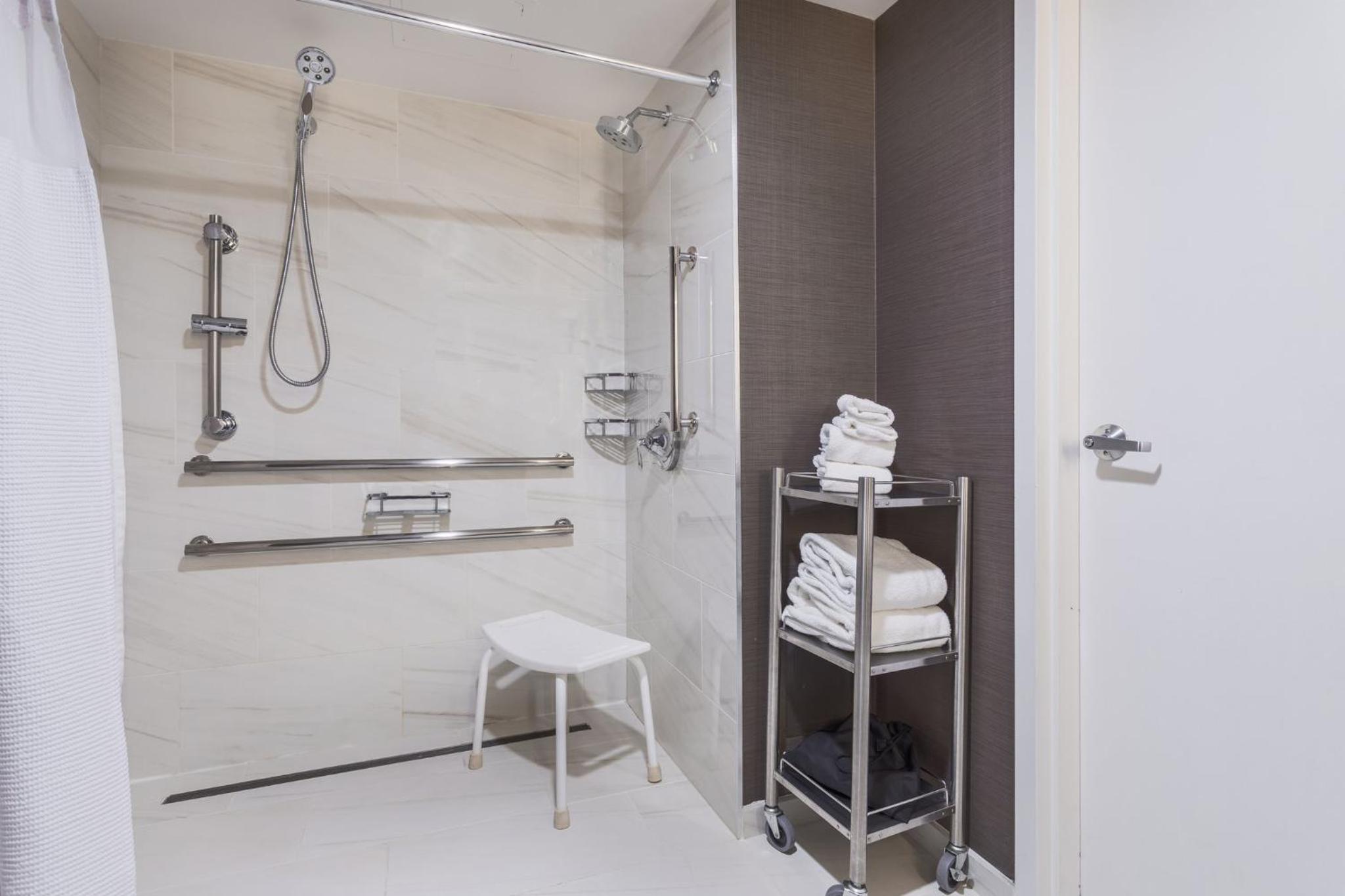 King Room with Roll-In Shower - Disability Access - Photo 6