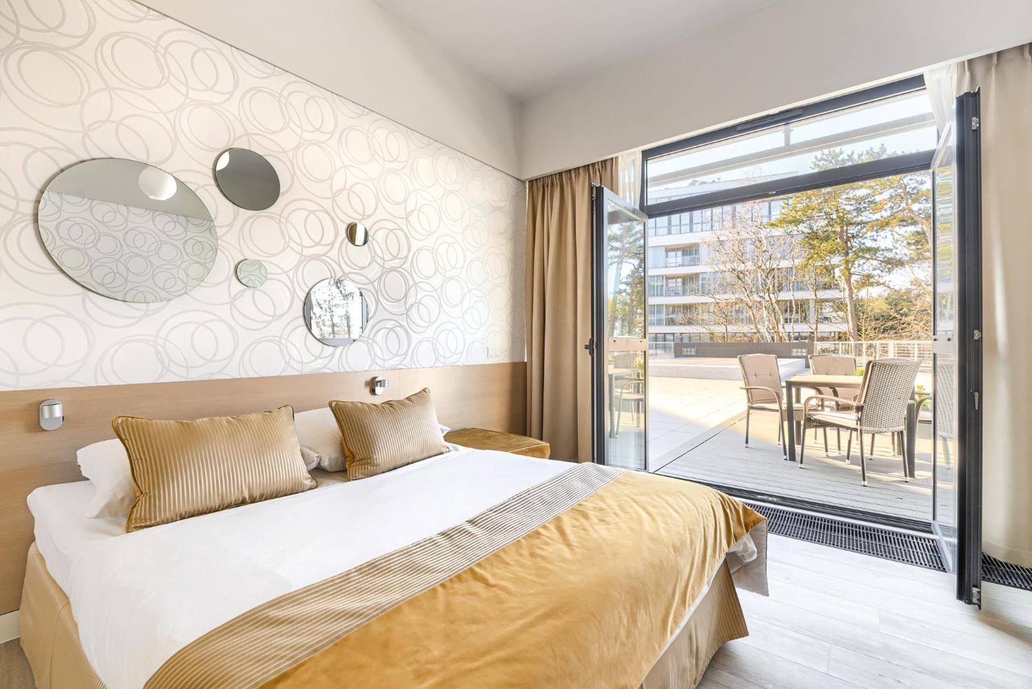 Studio With Direct Pool Access