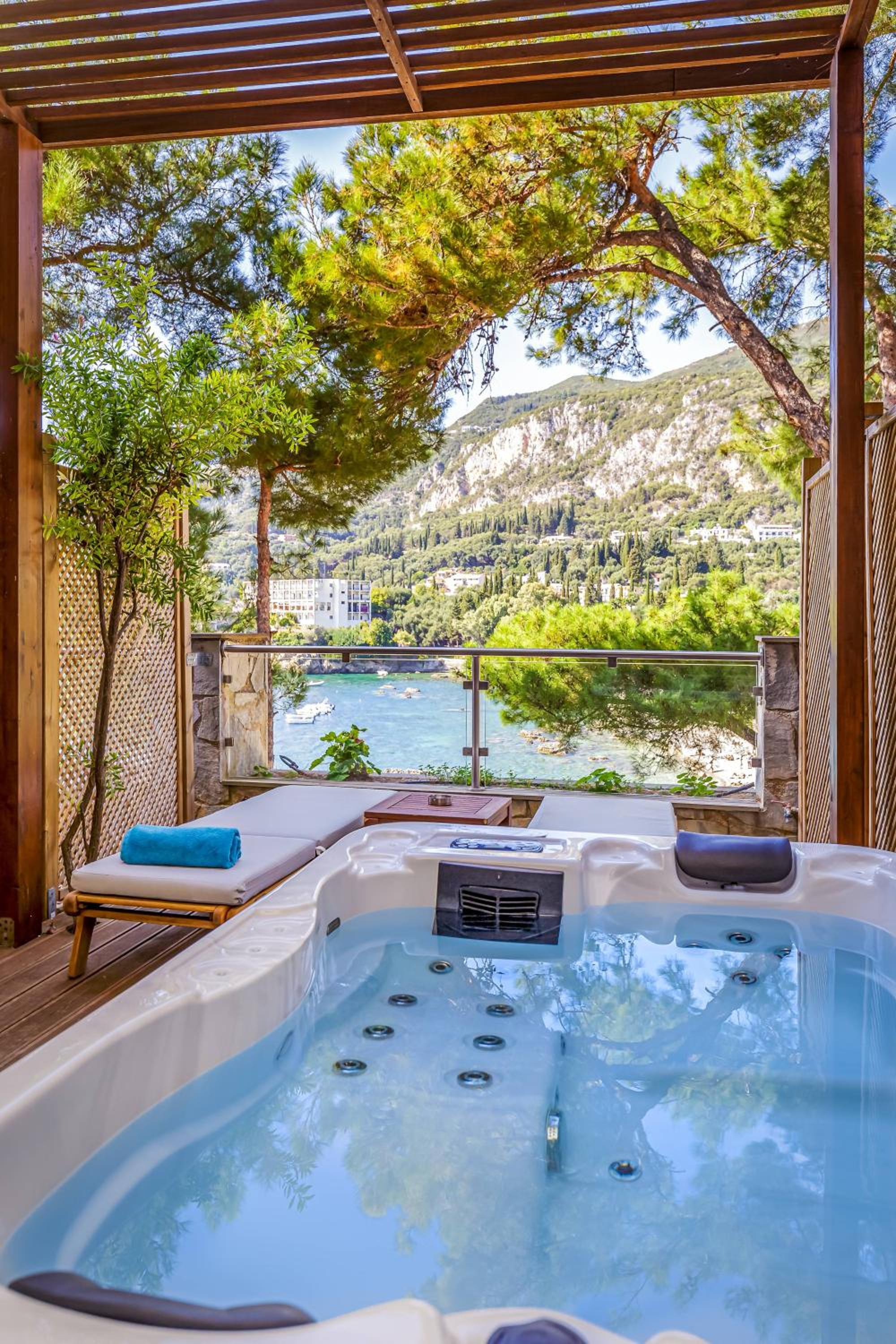 Private Deck Room with Jacuzzi - Photo 6