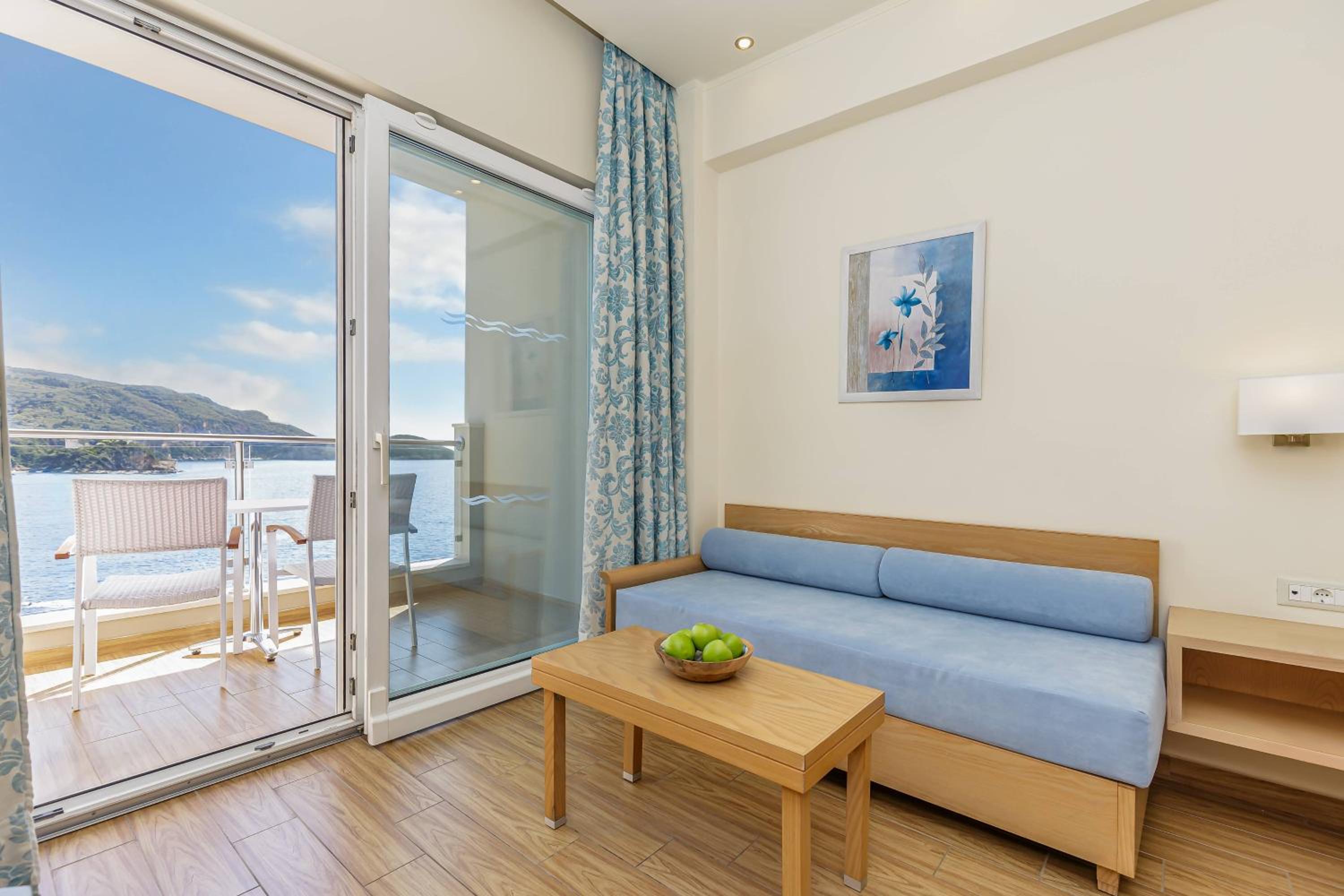 Superior East Side Open Sea View room - Photo 4