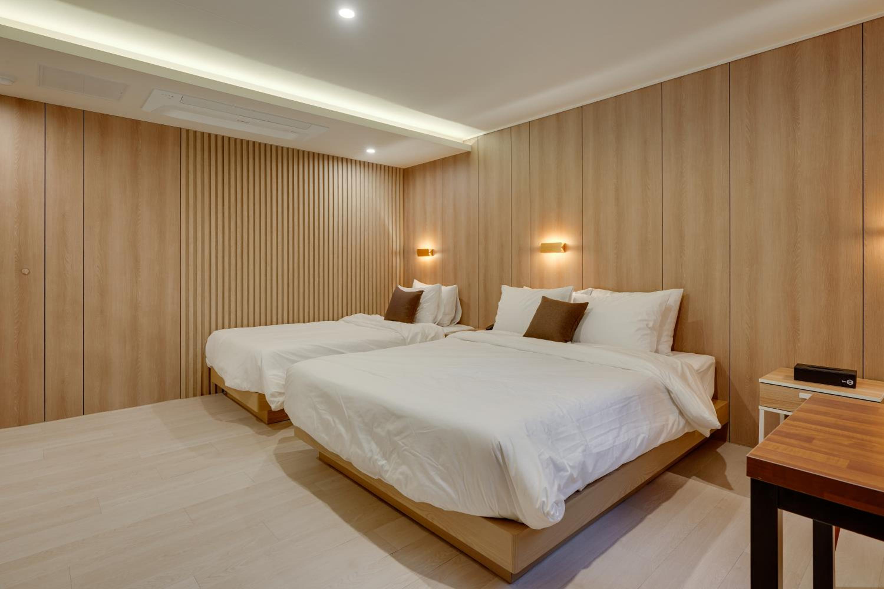 Standard Twin Room - Photo 2