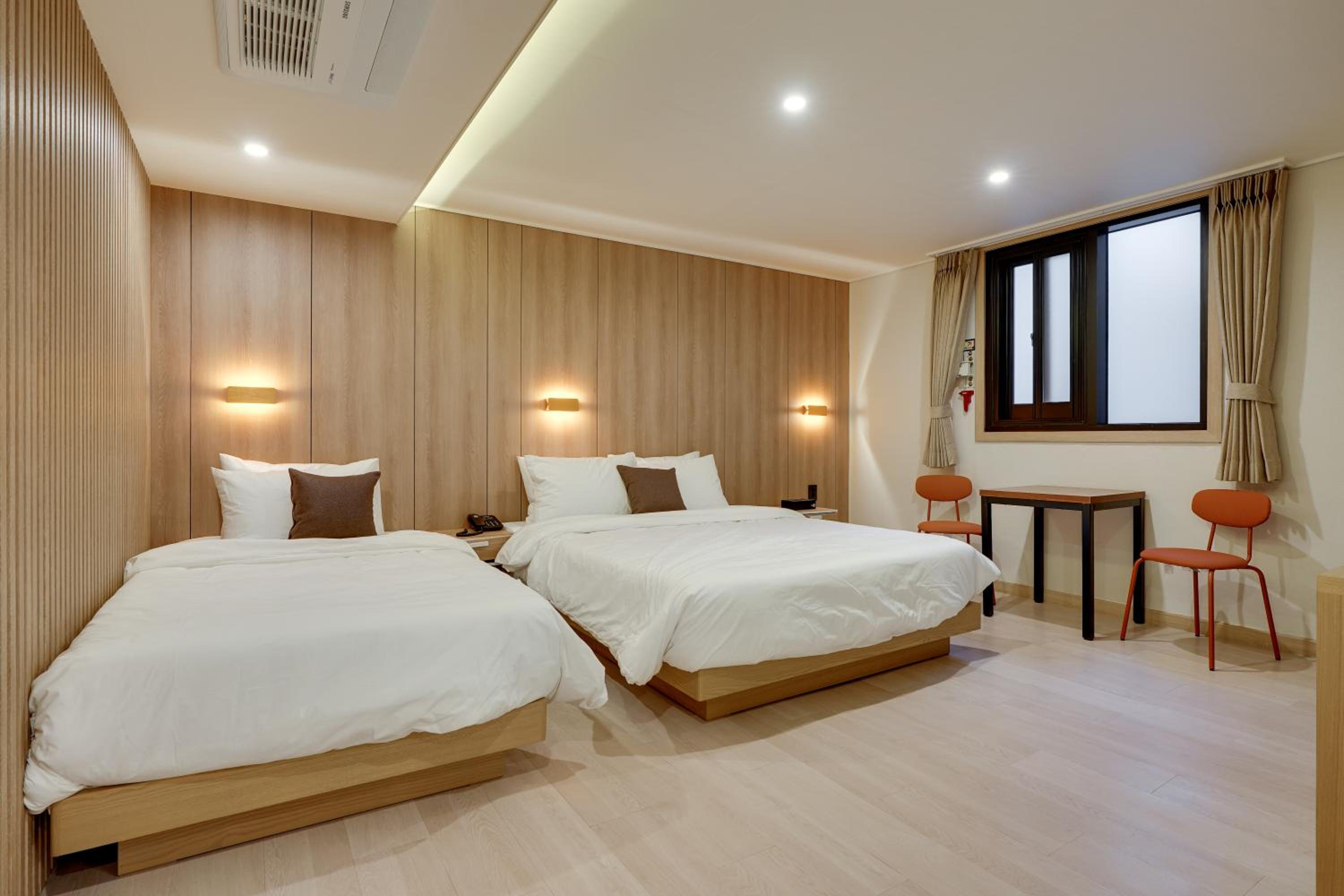 Standard Twin Room - Photo 1