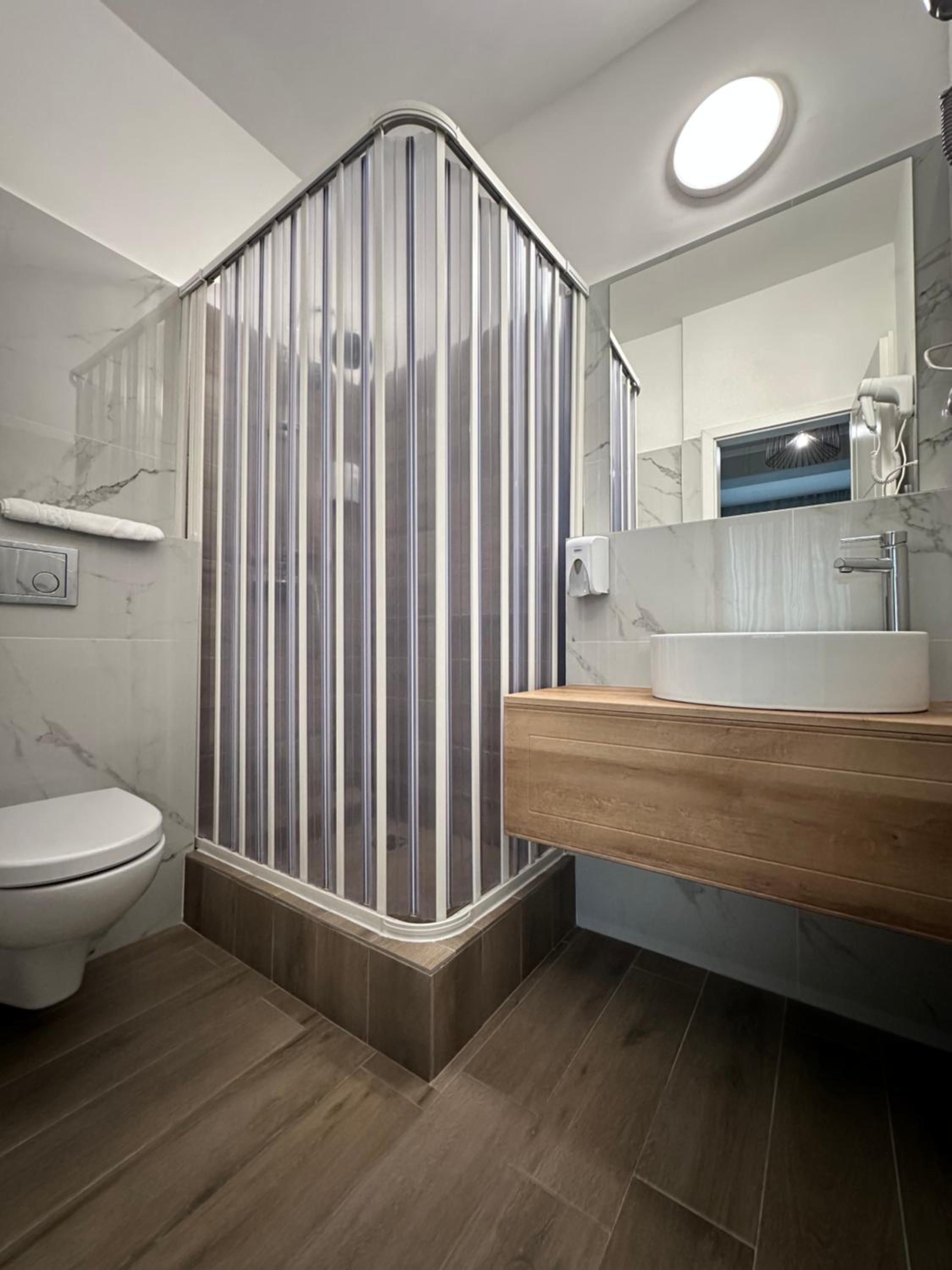 Deluxe Double or Twin Room - Photo 8