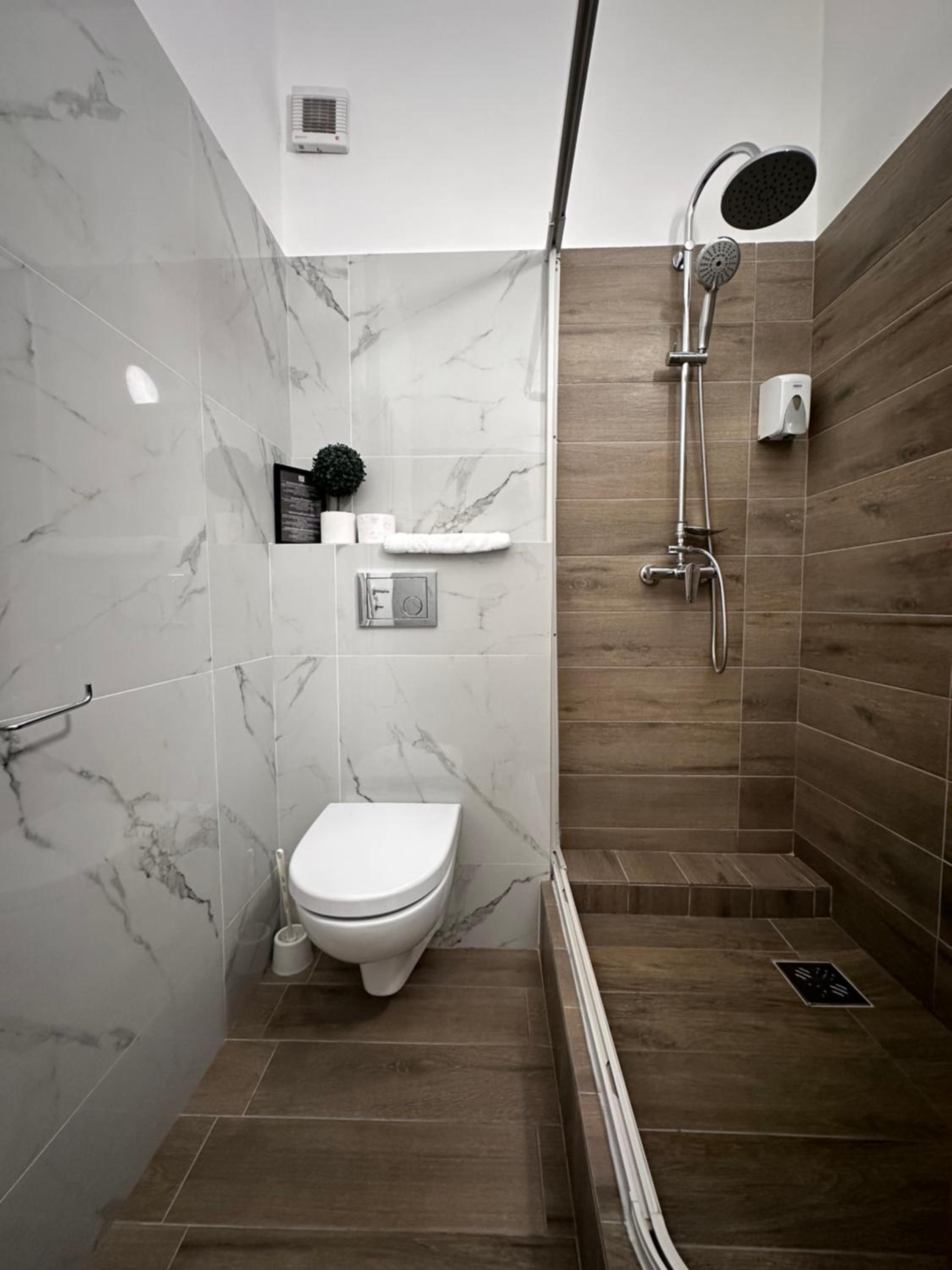 Deluxe Double or Twin Room - Photo 9