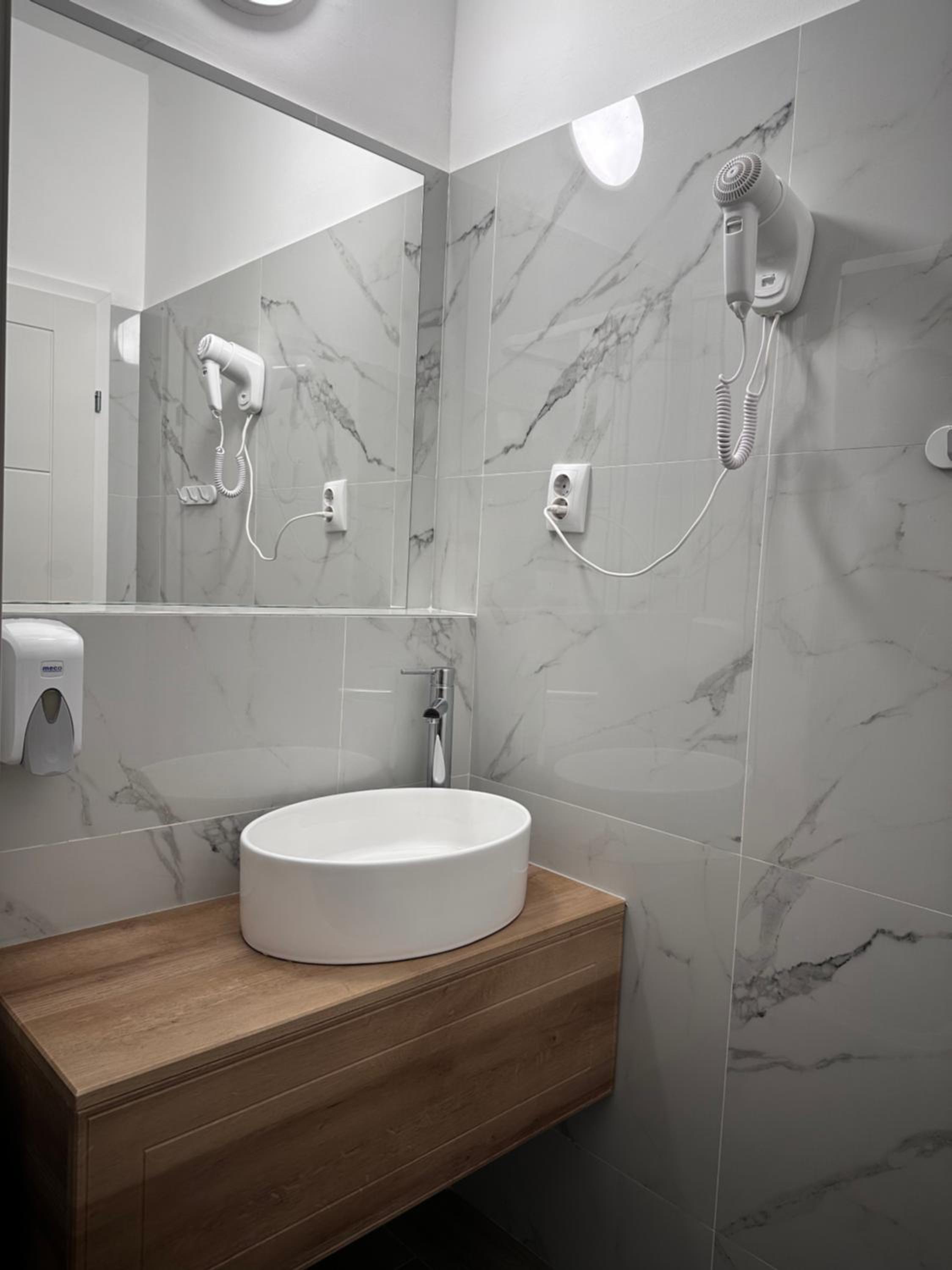 Deluxe Double or Twin Room - Photo 10