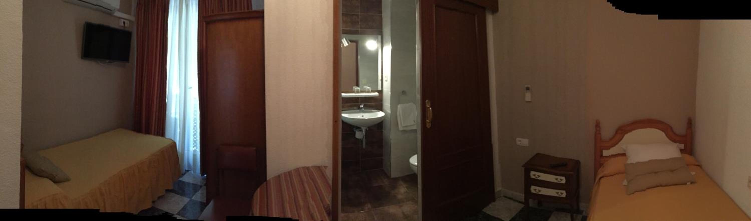 Double or Twin Room with Private Bathroom - Photo 1