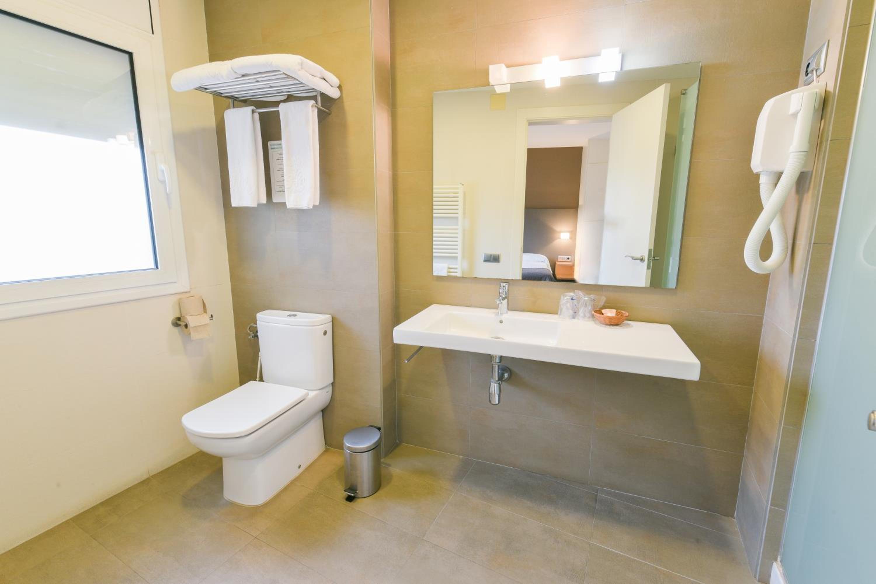 Double or Twin Room - Photo 6