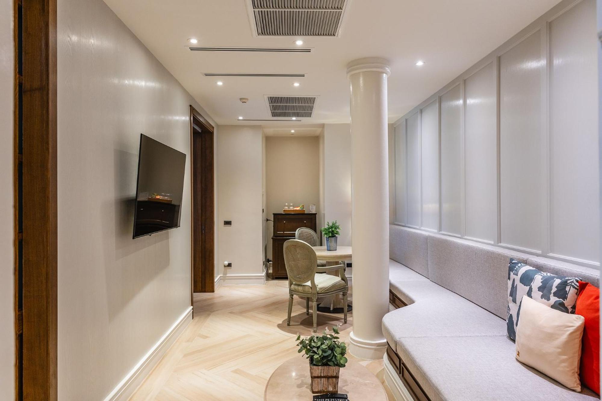 Executive Suite - Photo 15