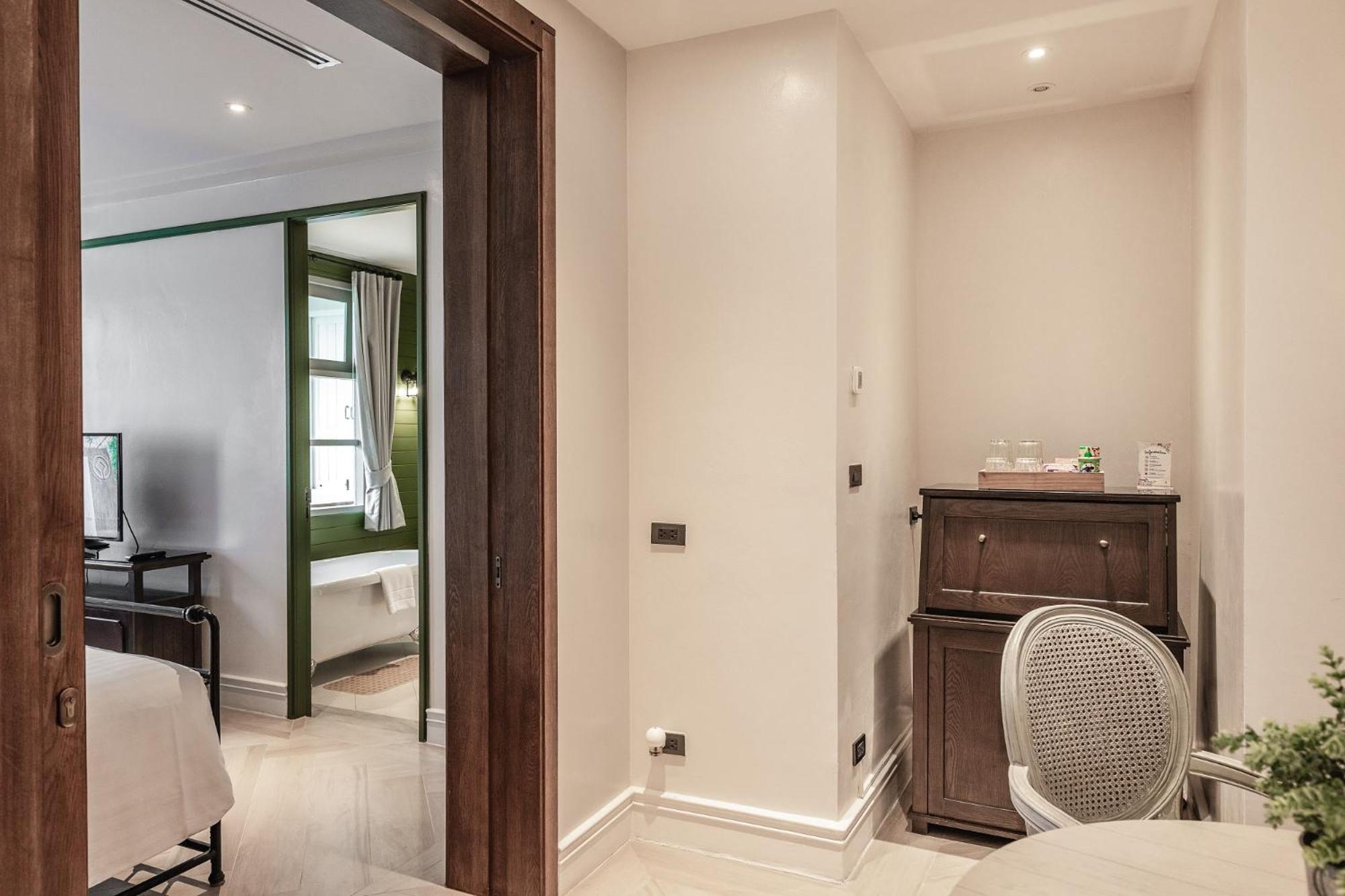 Executive Suite - Photo 10