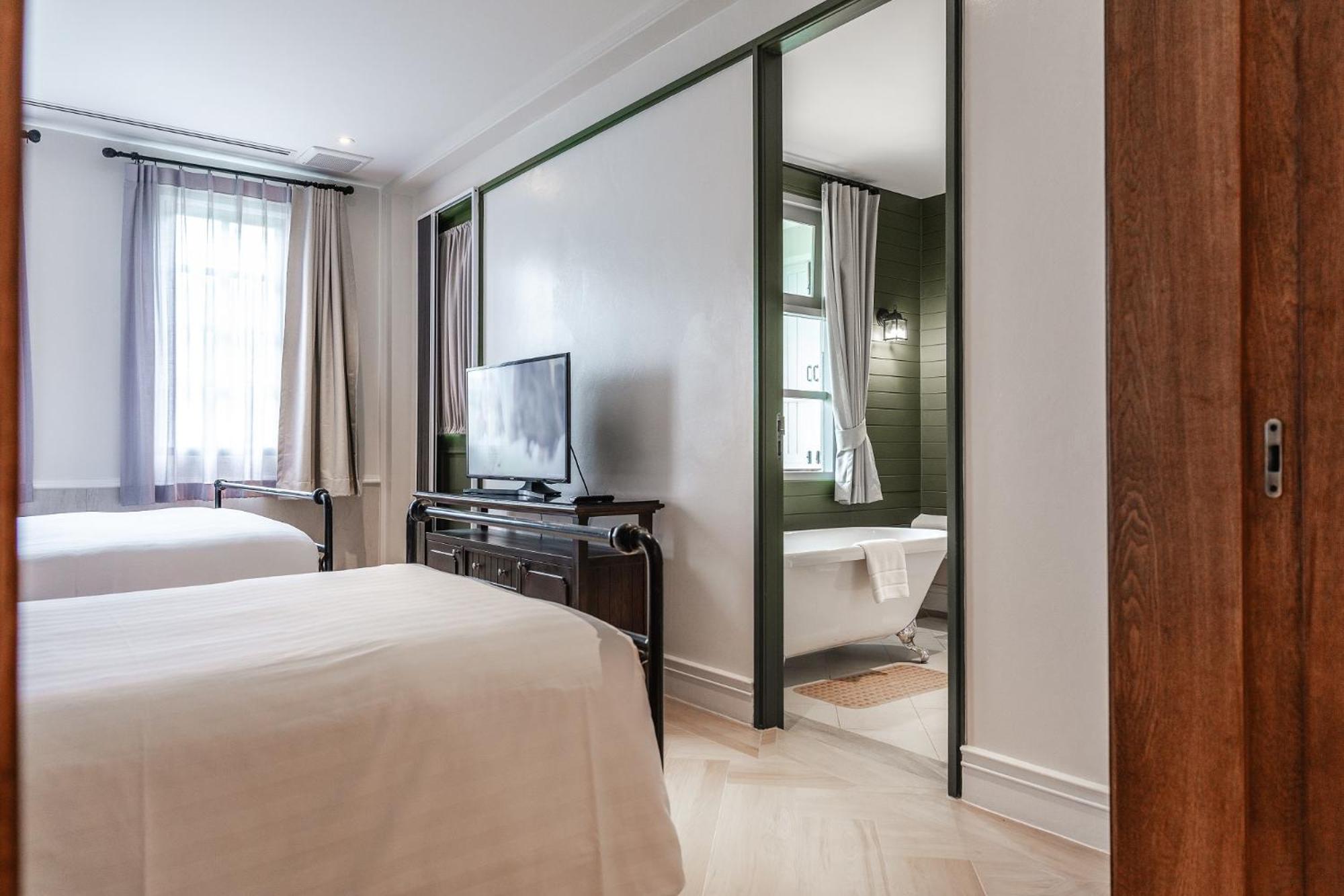 Executive Suite - Photo 12
