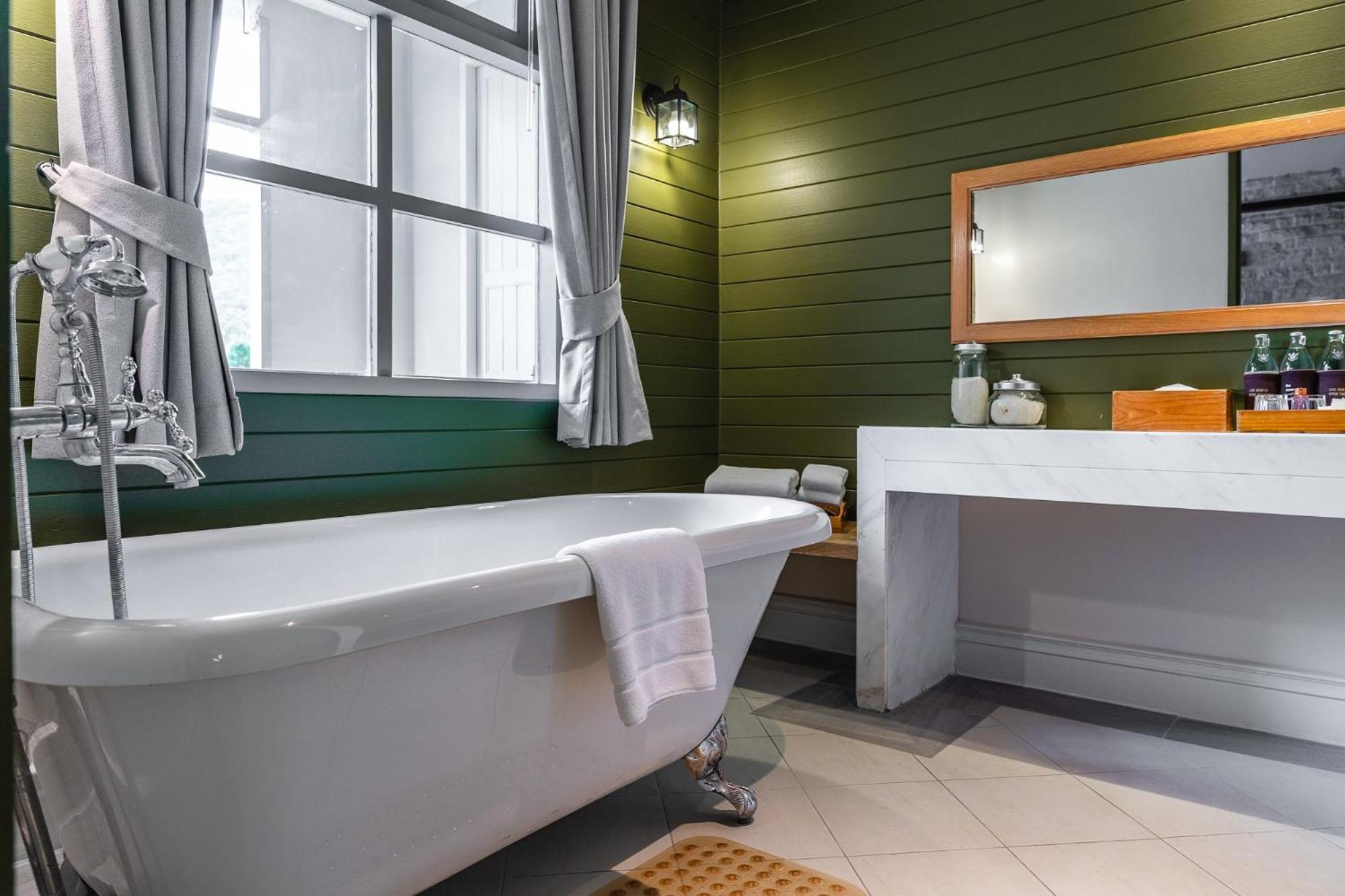 Executive Suite - Photo 4