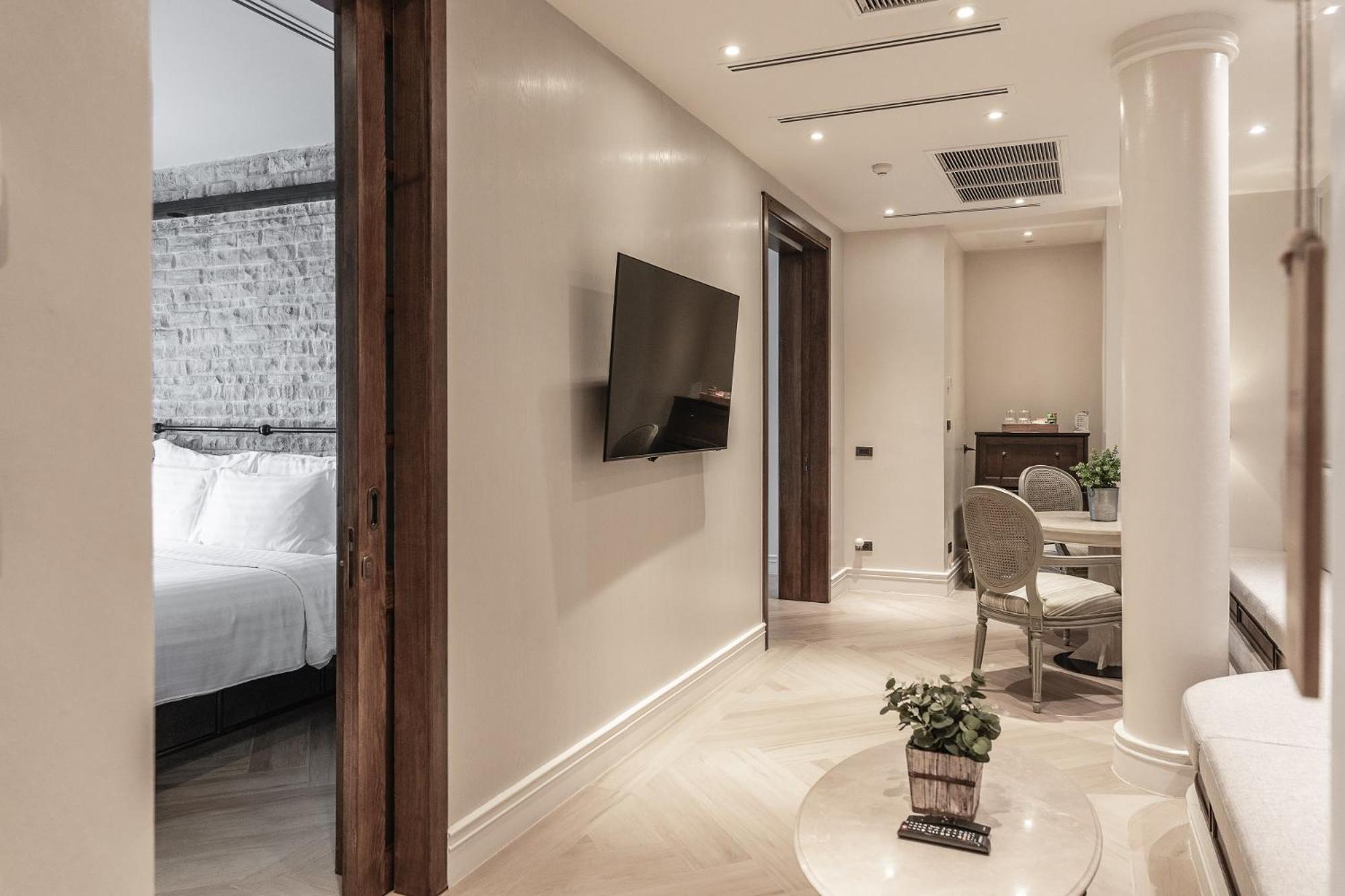 Executive Suite - Photo 2