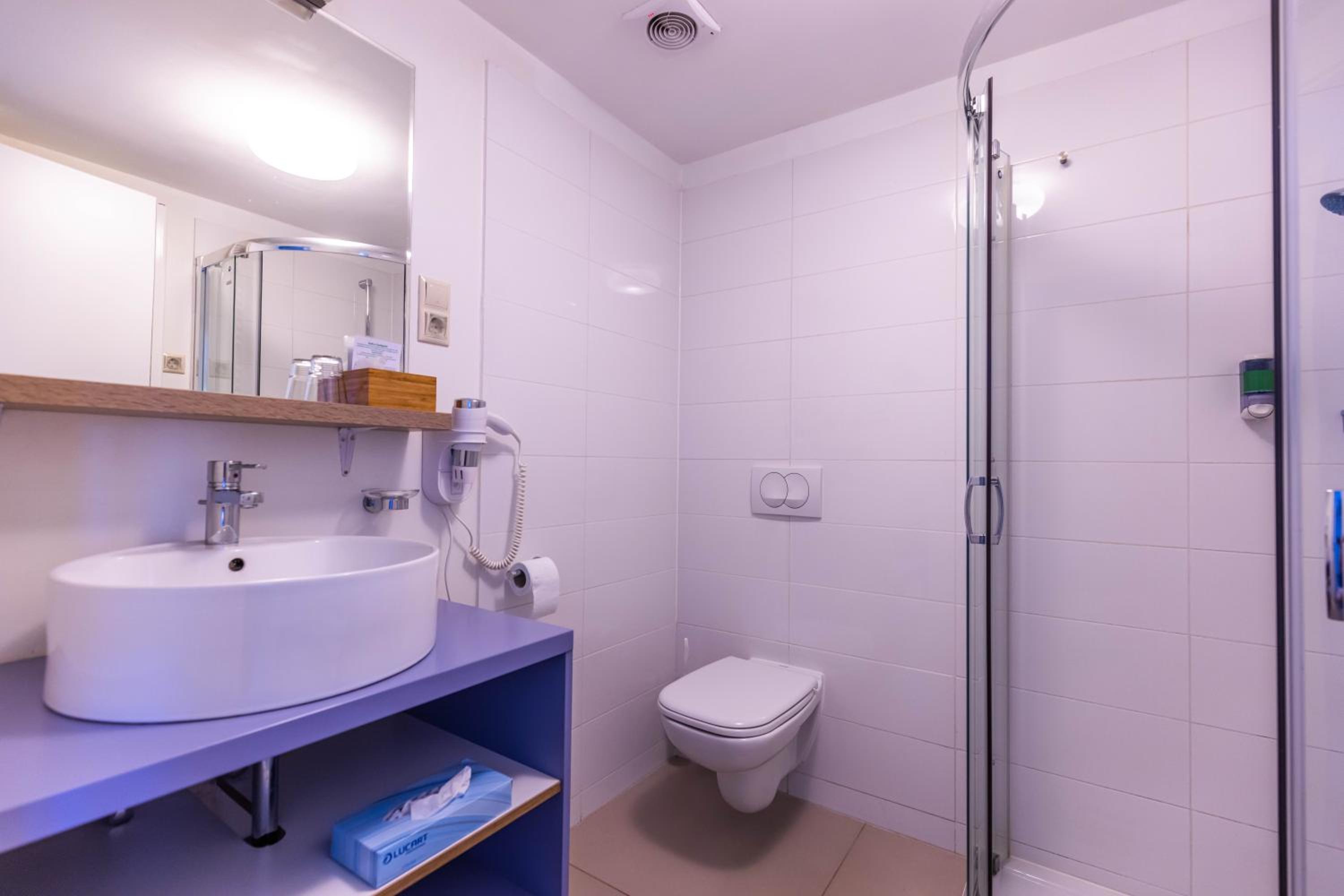 Small Twin Room - Photo 3