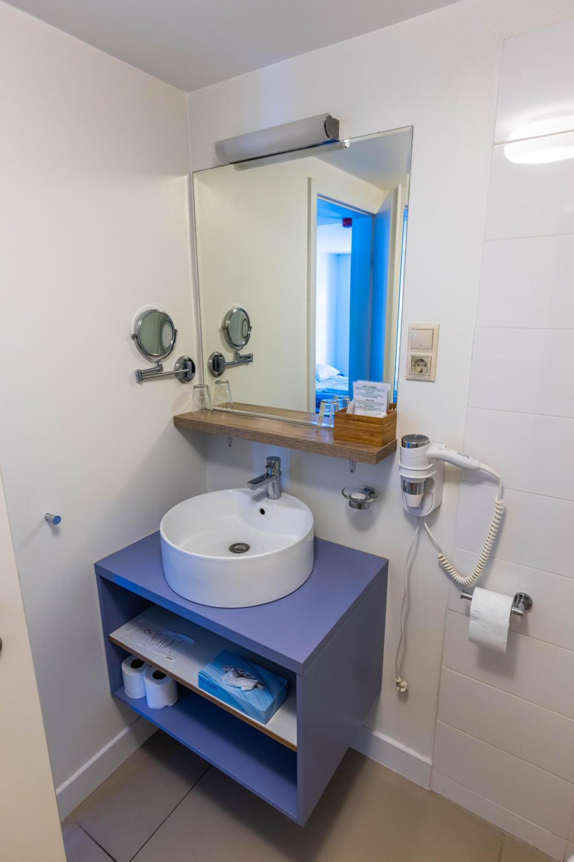 Small Twin Room - Photo 4