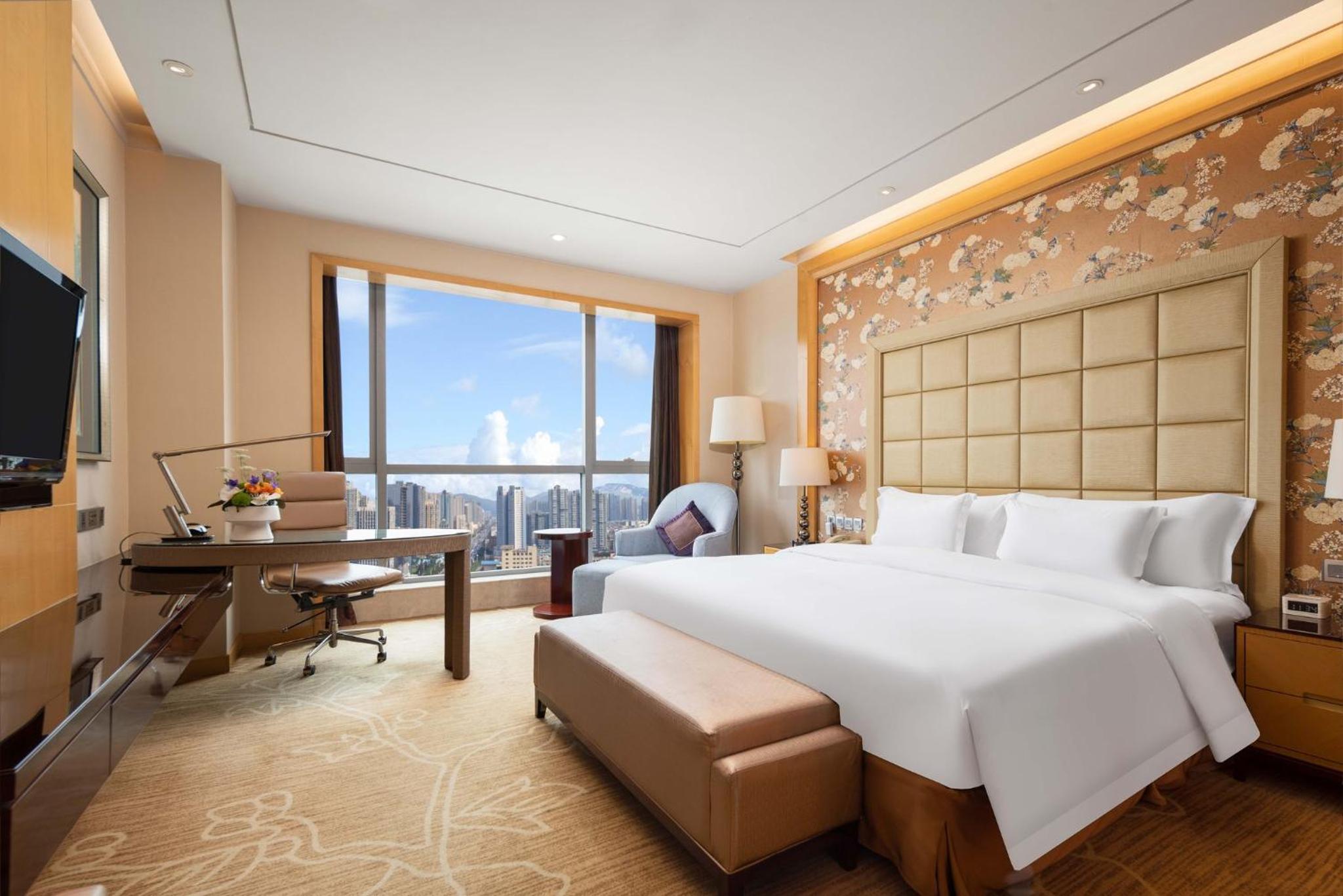 Standard King Room with Lounge Access - Photo 3