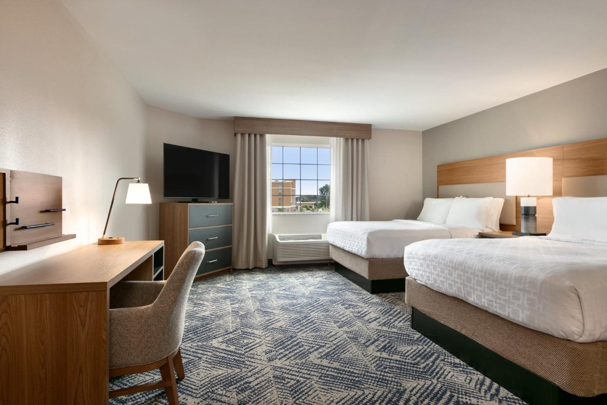 Queen Studio Suite with Two Queen Beds and Tub - Communications/Mobility Accessible - Photo 3
