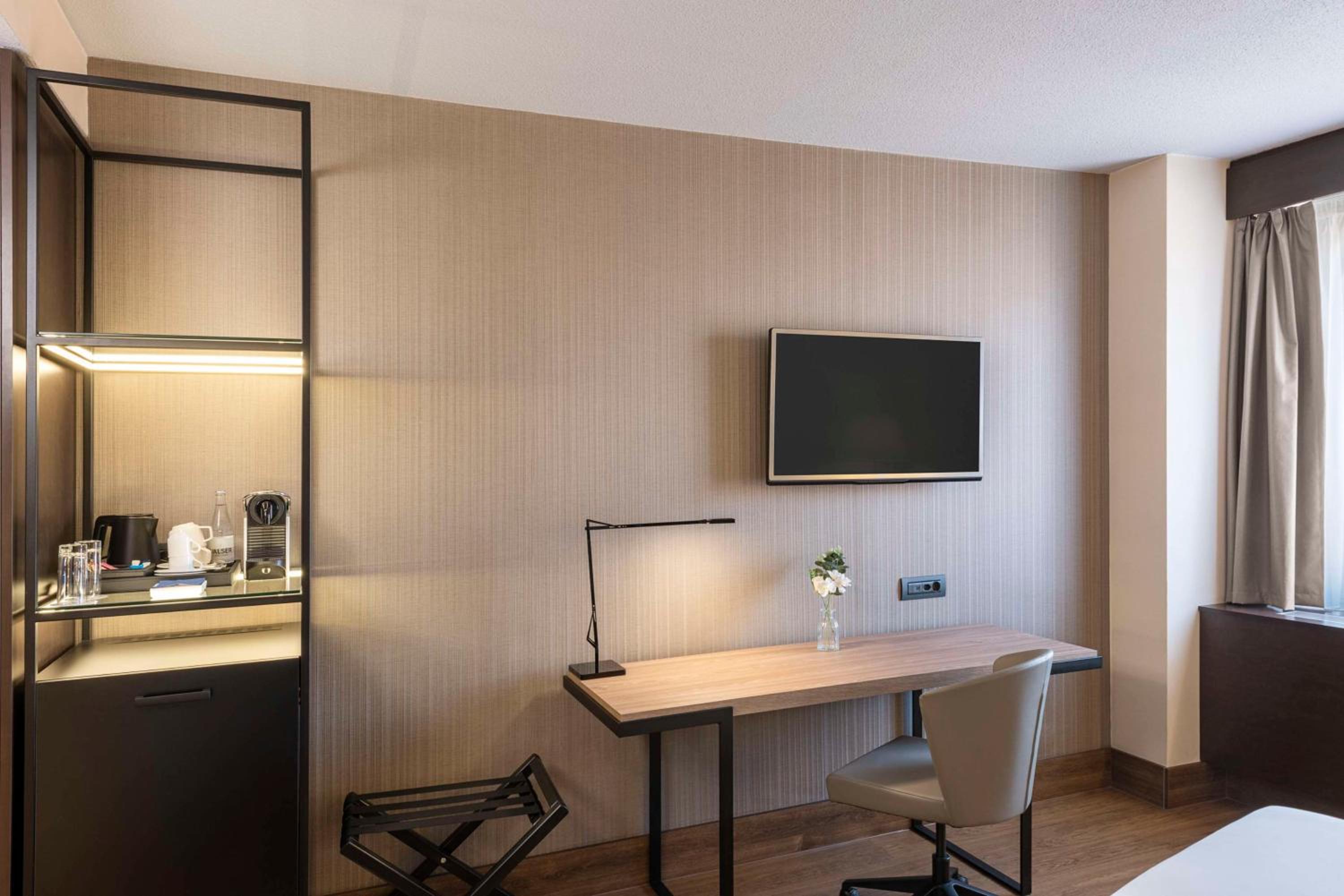 Standard Twin Room - Photo 4