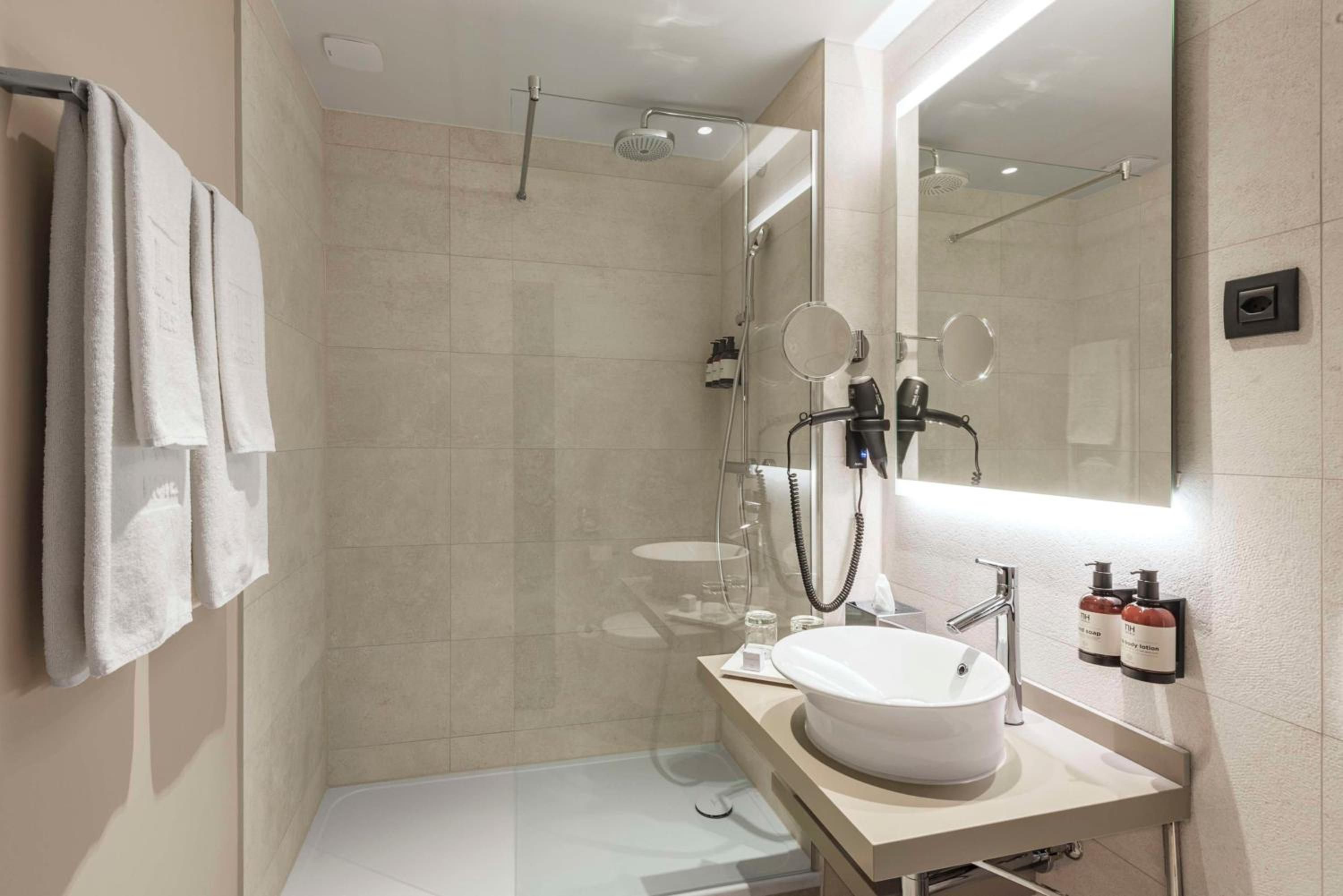 Standard Twin Room - Photo 9