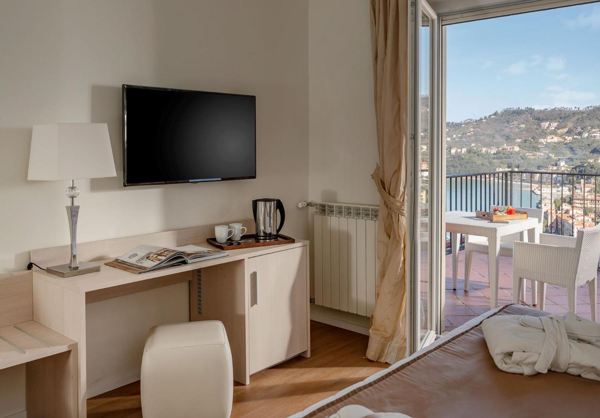 Deluxe Triple Room with Sea View photo 3