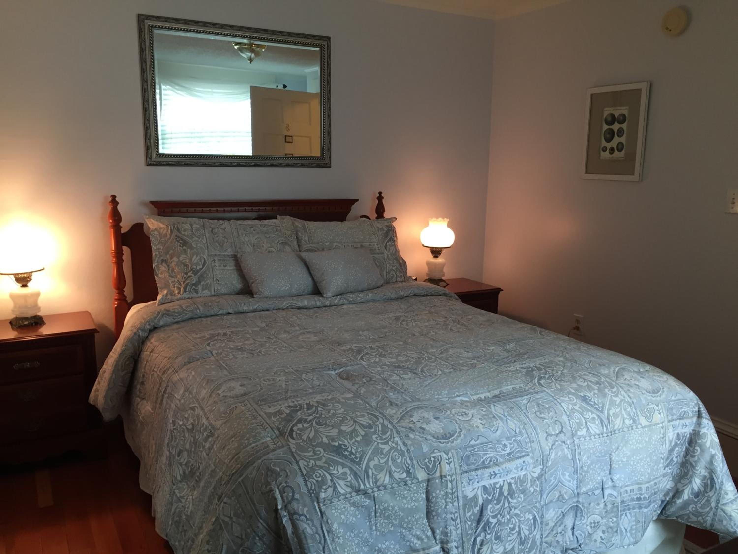 Queen Room with Shared Bathroom photo 1