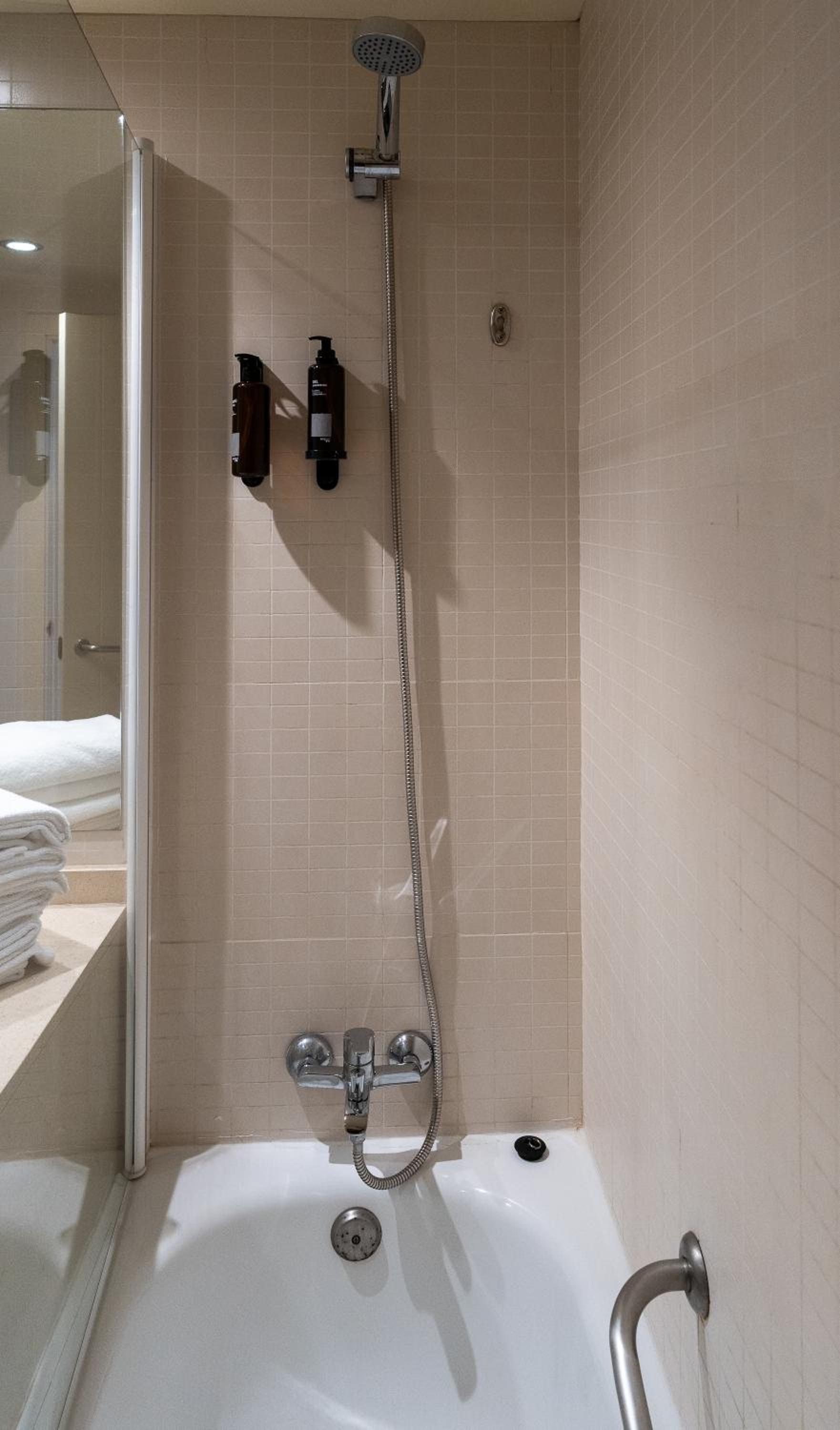 Classic Double Room (2 Adults + 1 Child) - Photo 5