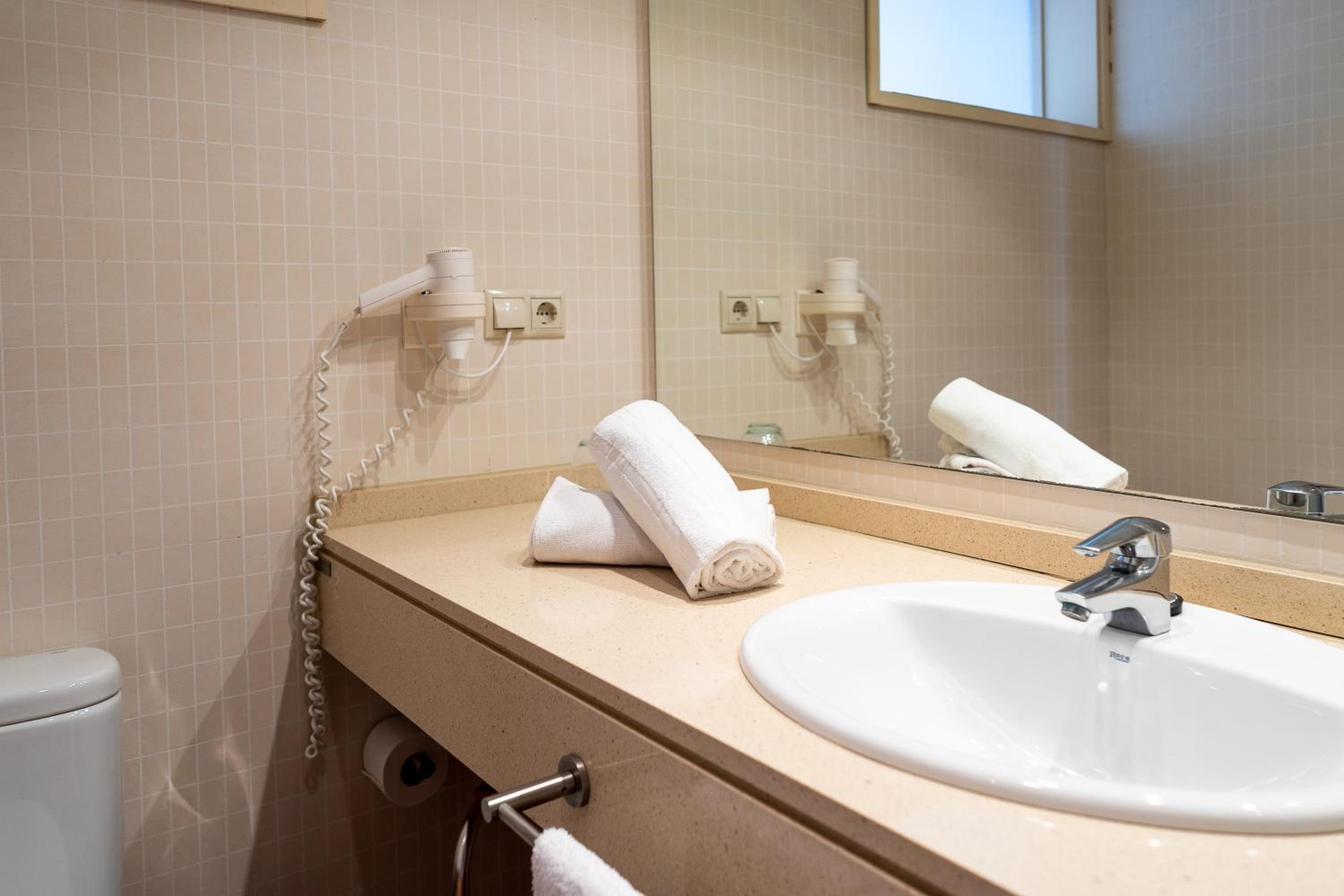 Classic Double Room (2 Adults + 1 Child) - Photo 8