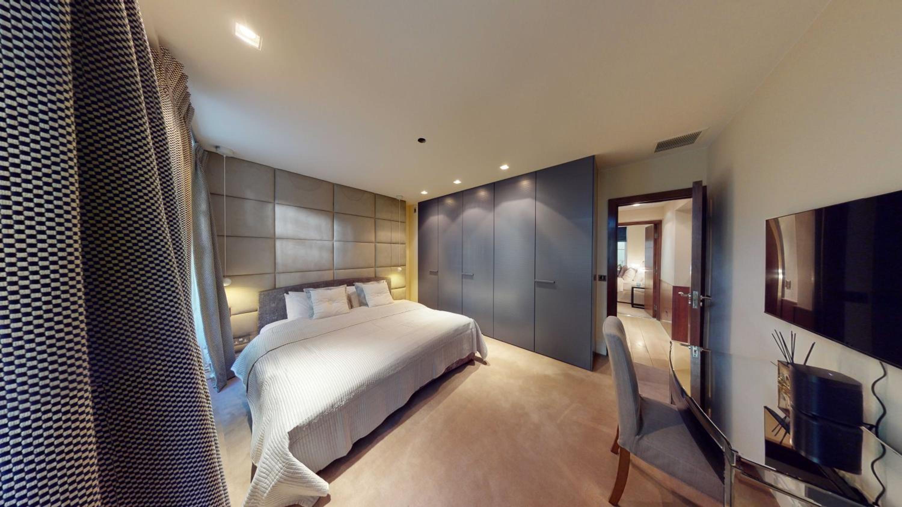 Deluxe One-Bedroom Apartment