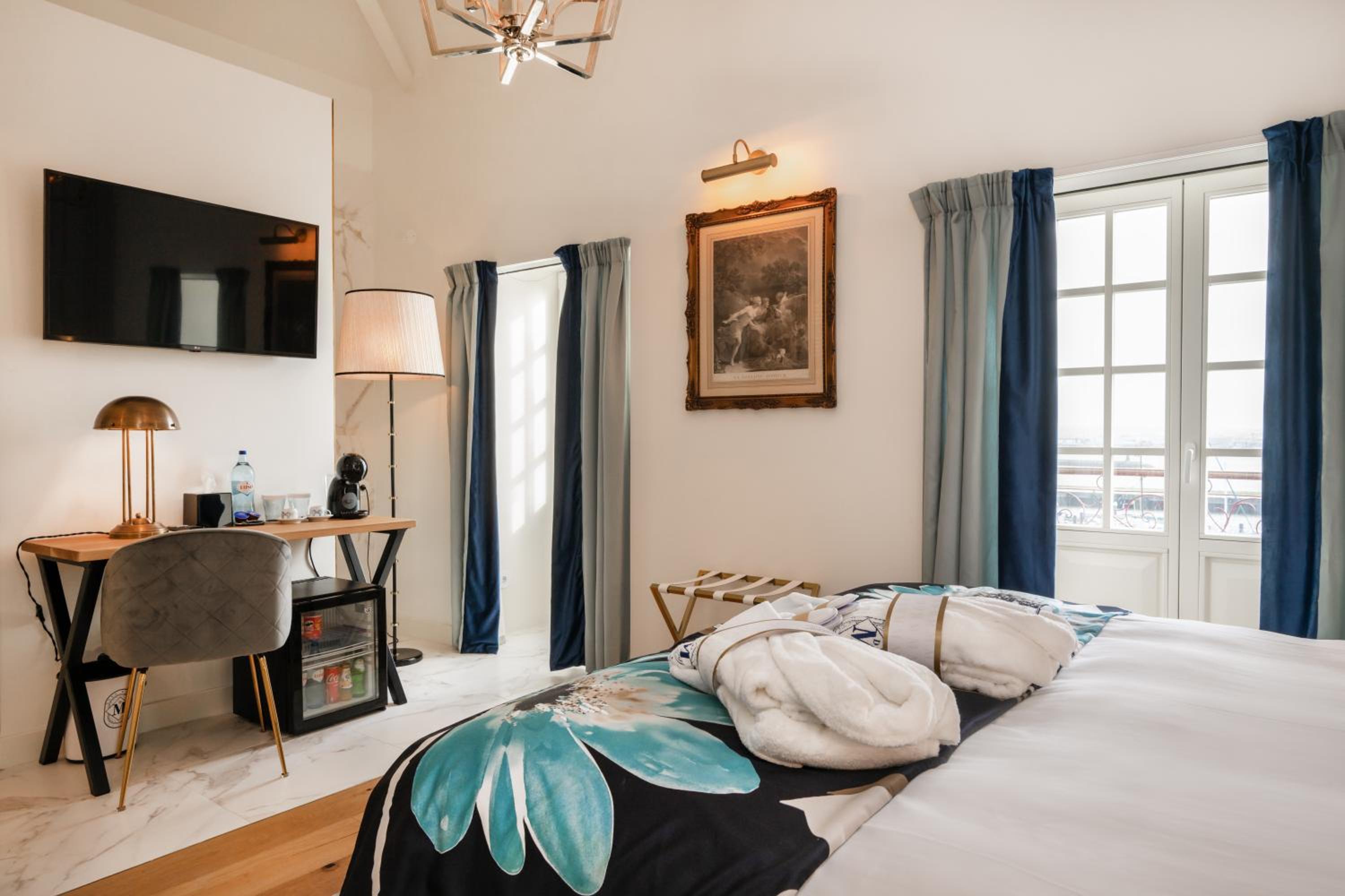 Deluxe Suite with Sea View - Photo 7