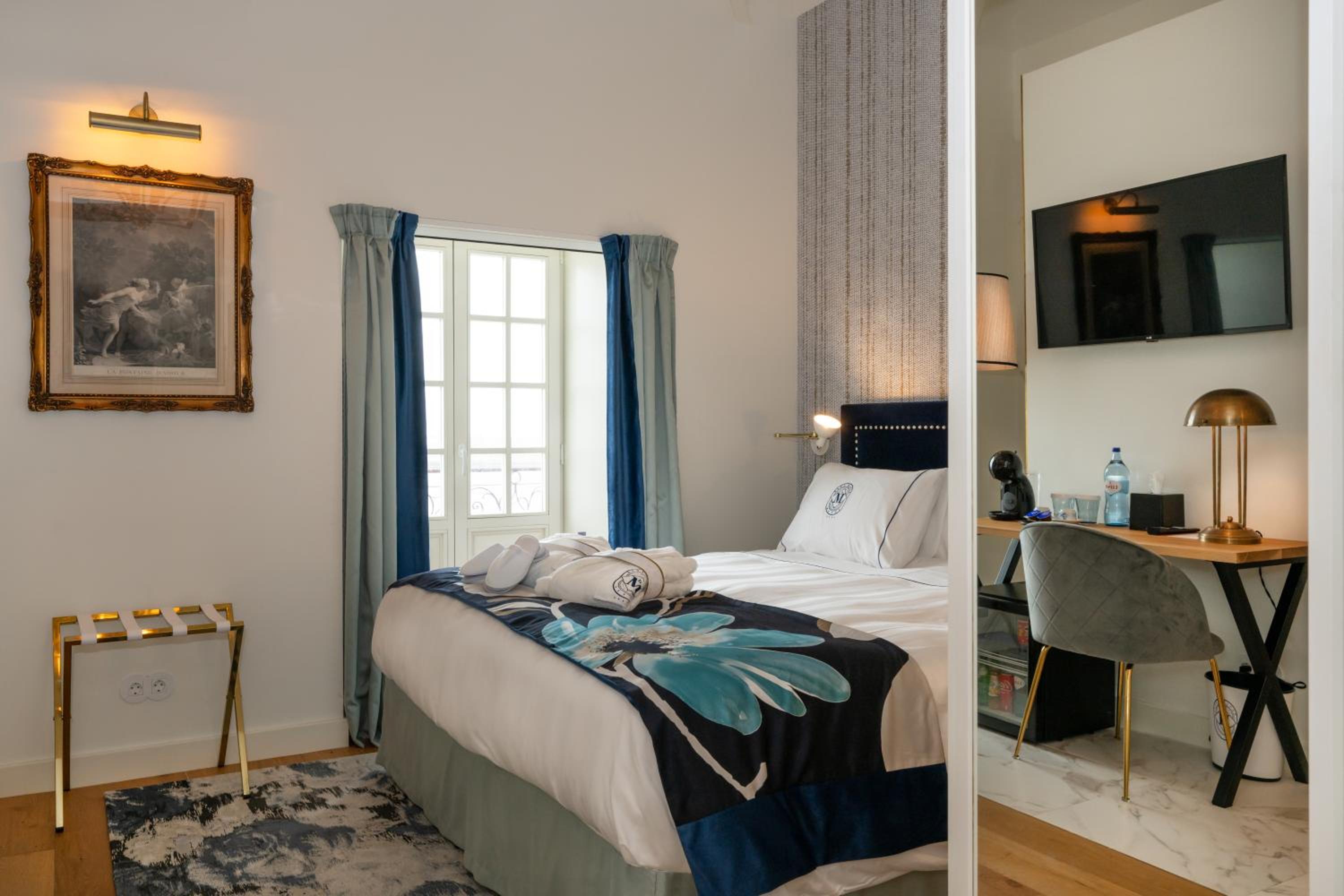 Deluxe Suite with Sea View - Photo 8
