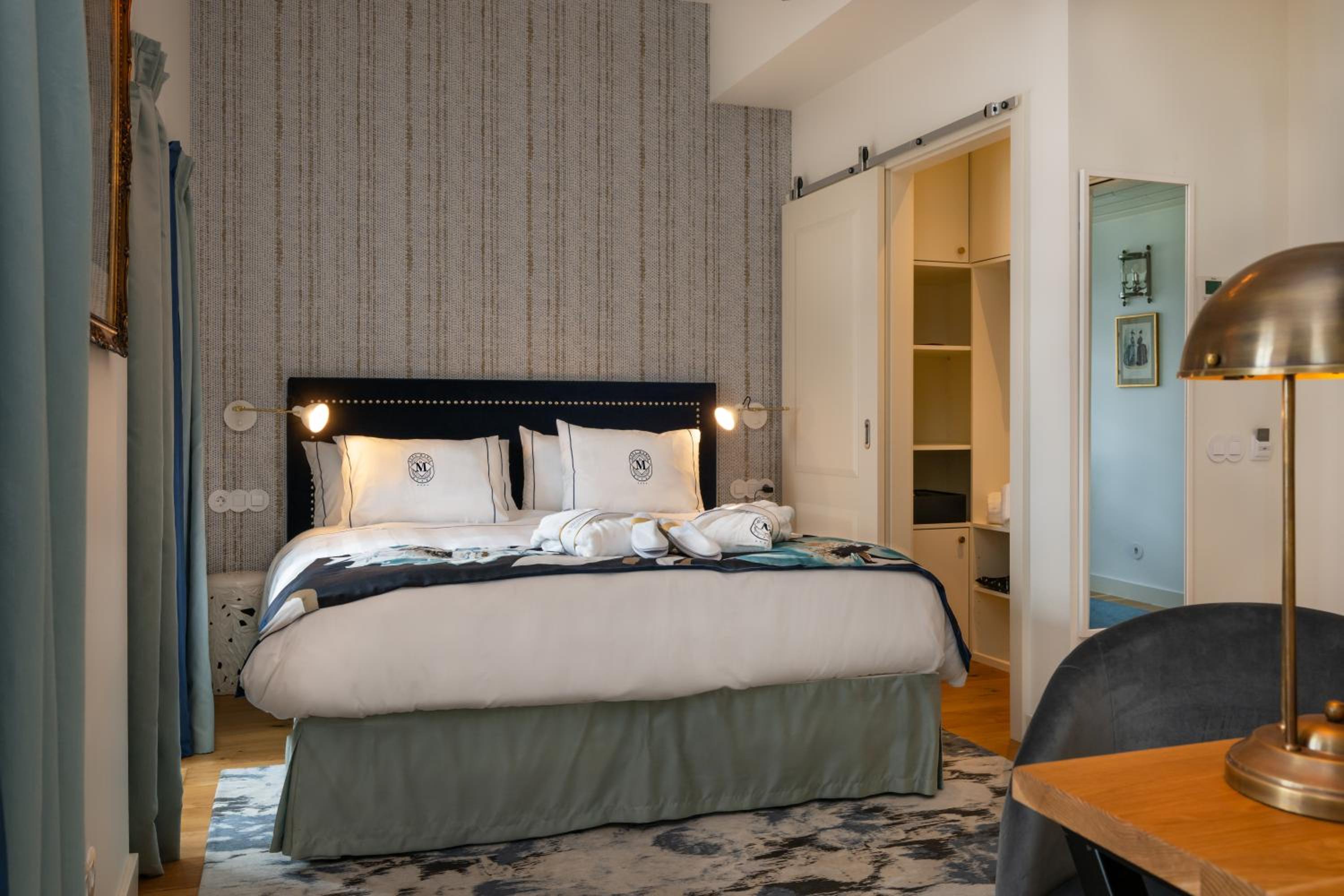Deluxe Suite with Sea View - Photo 10
