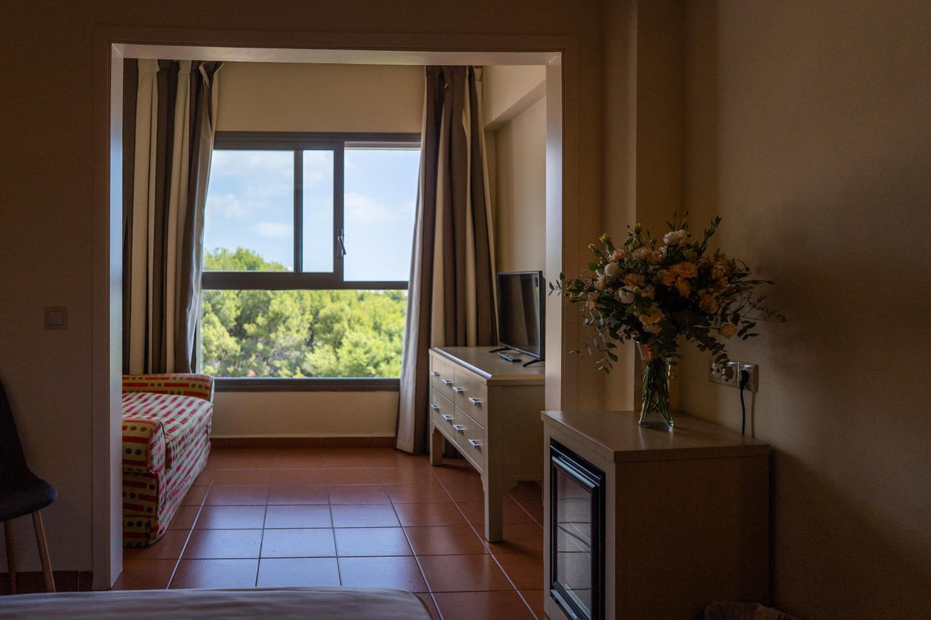 Classic Double Room (2 Adults + 1 Child) - Photo 9
