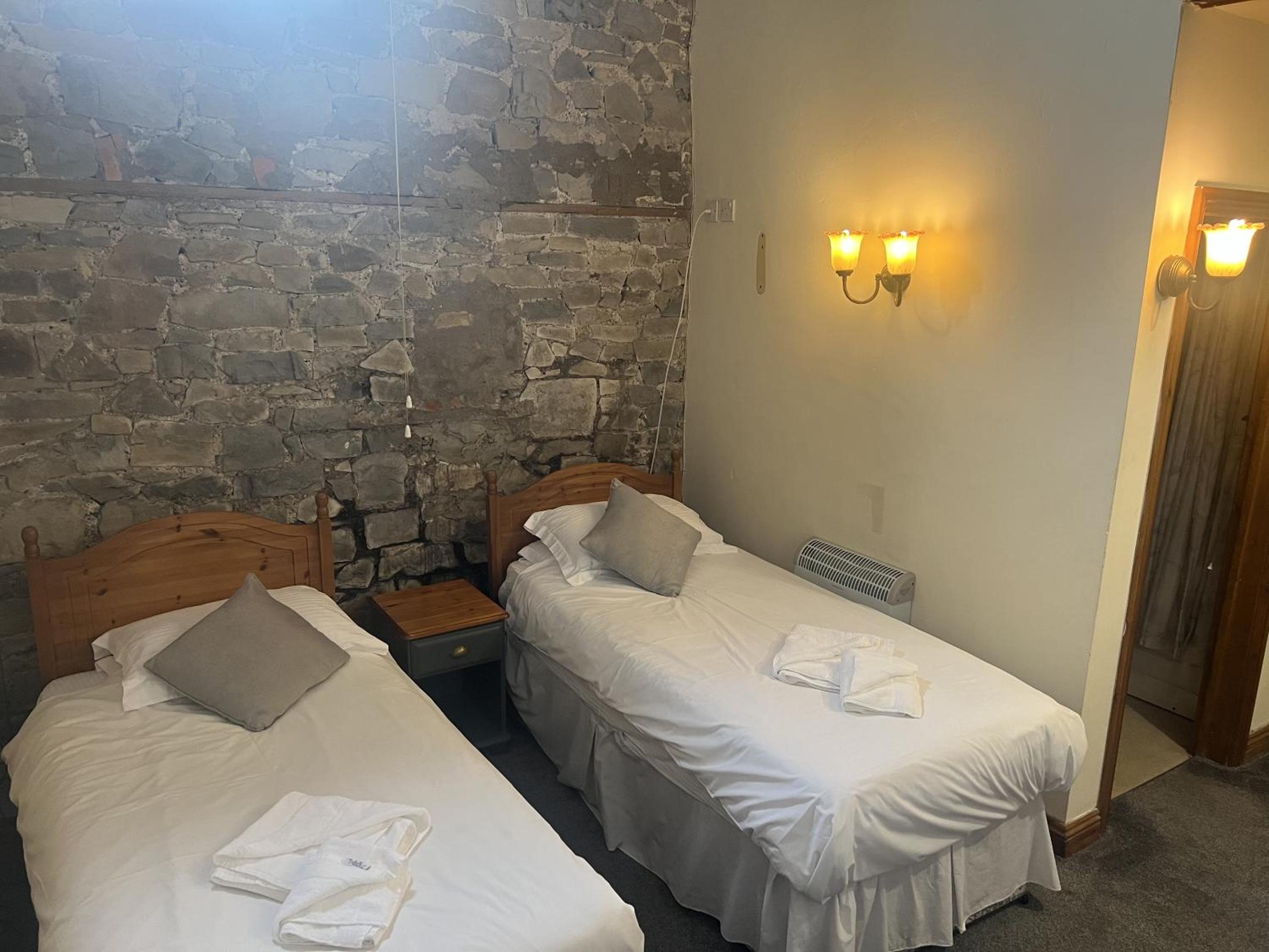 Twin Room with Private Bathroom - Photo 1