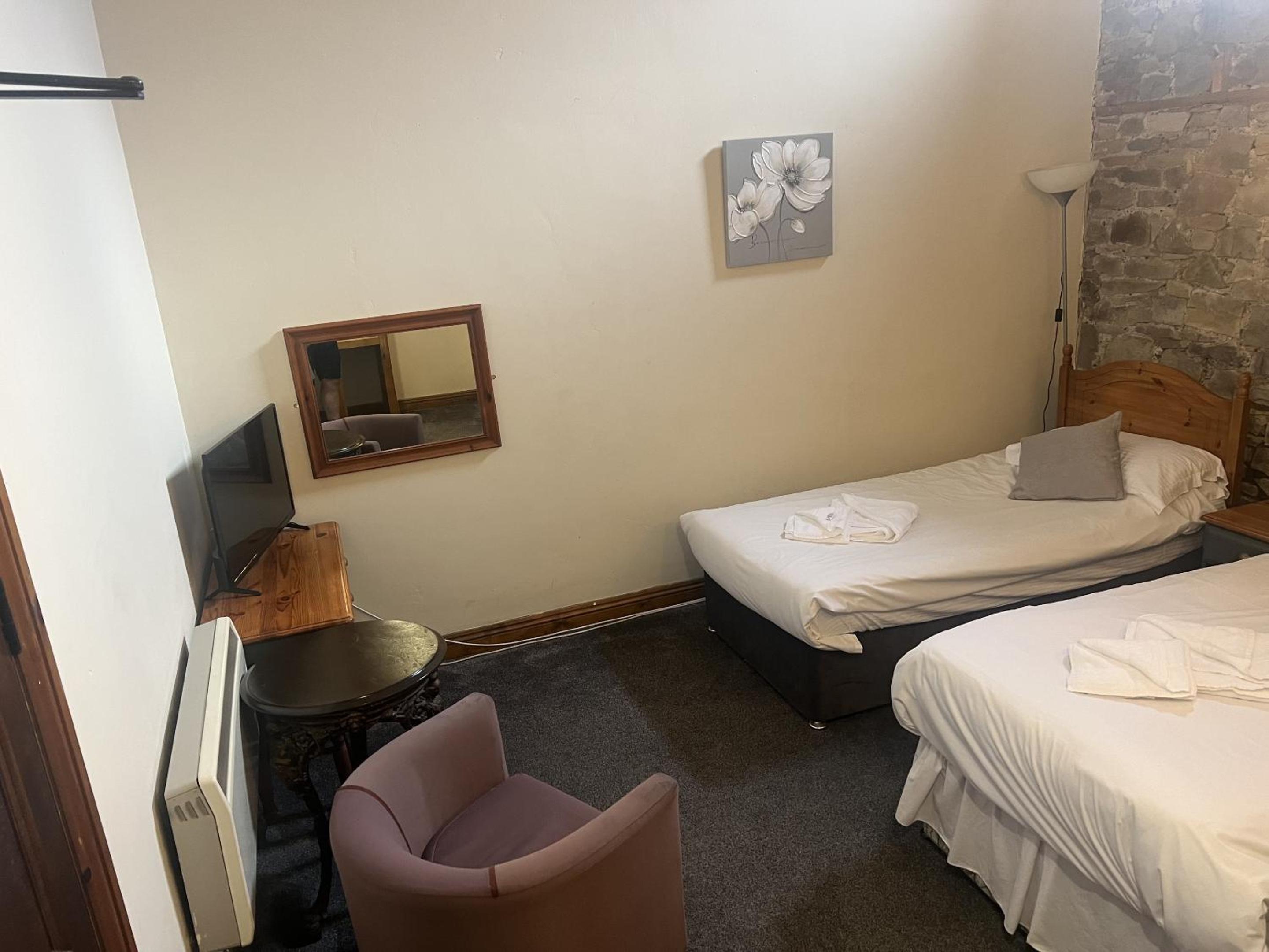 Twin Room with Private Bathroom - Photo 3