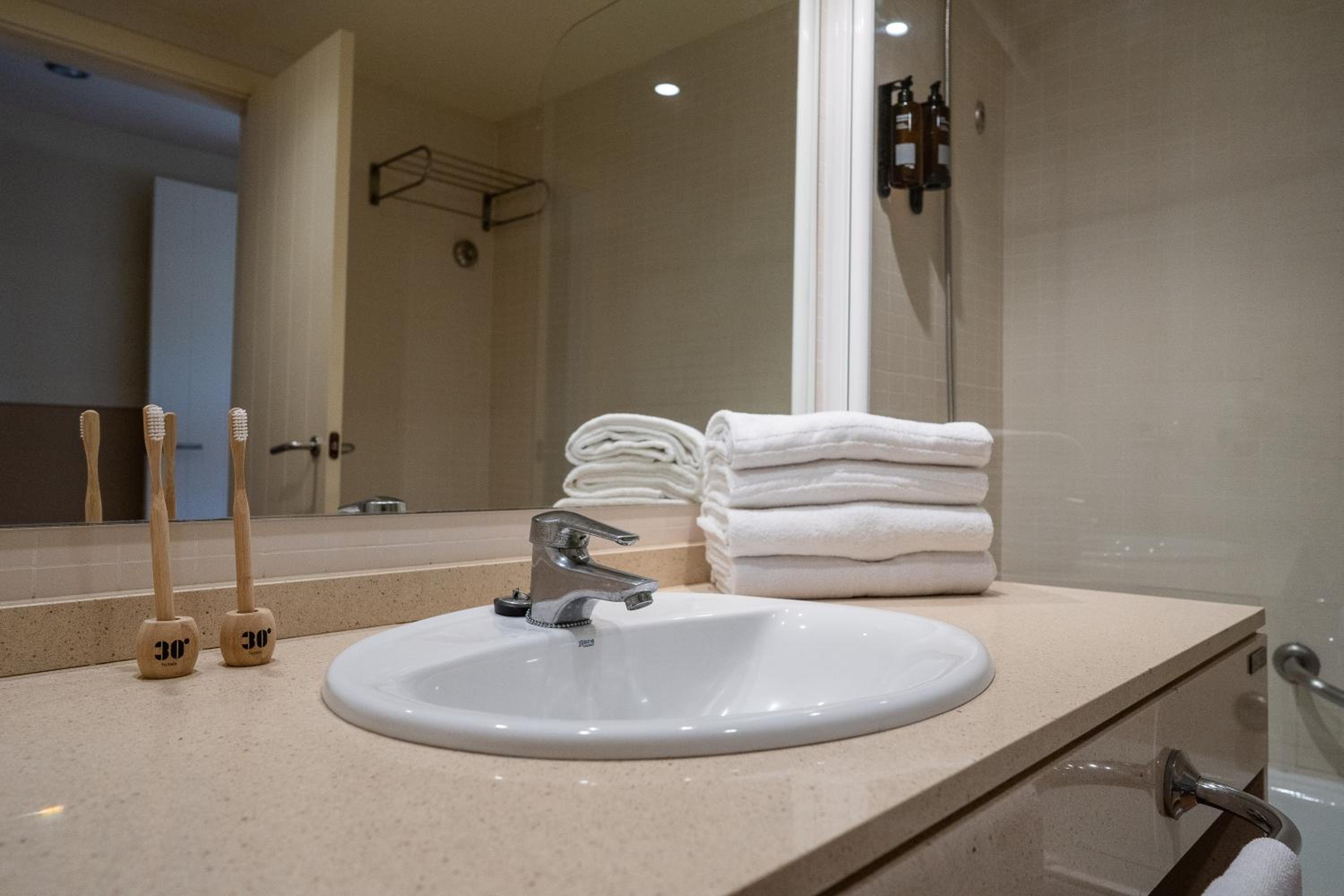 Family Suite (3 Adults) - Photo 7