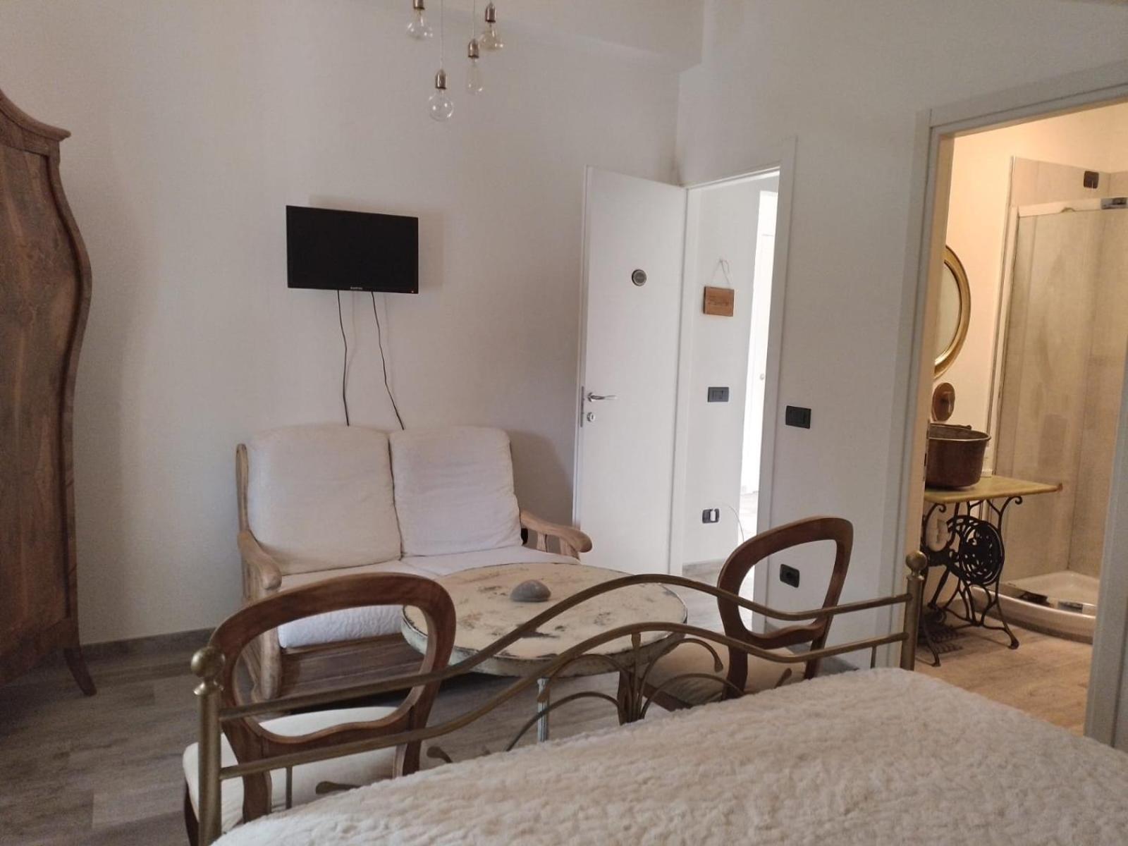 Double Room with Private Bathroom - Photo 4