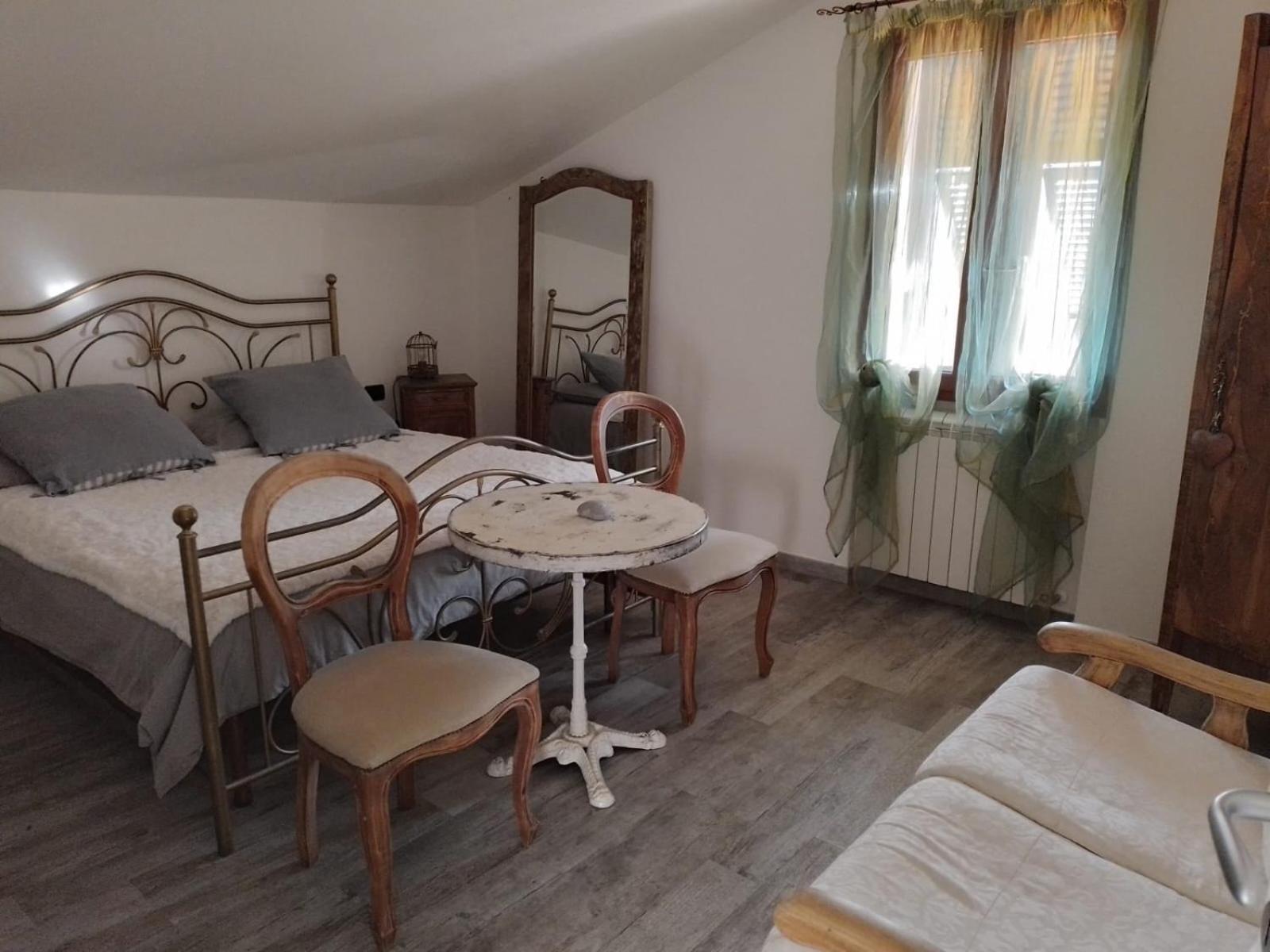 Double Room with Private Bathroom - Photo 2