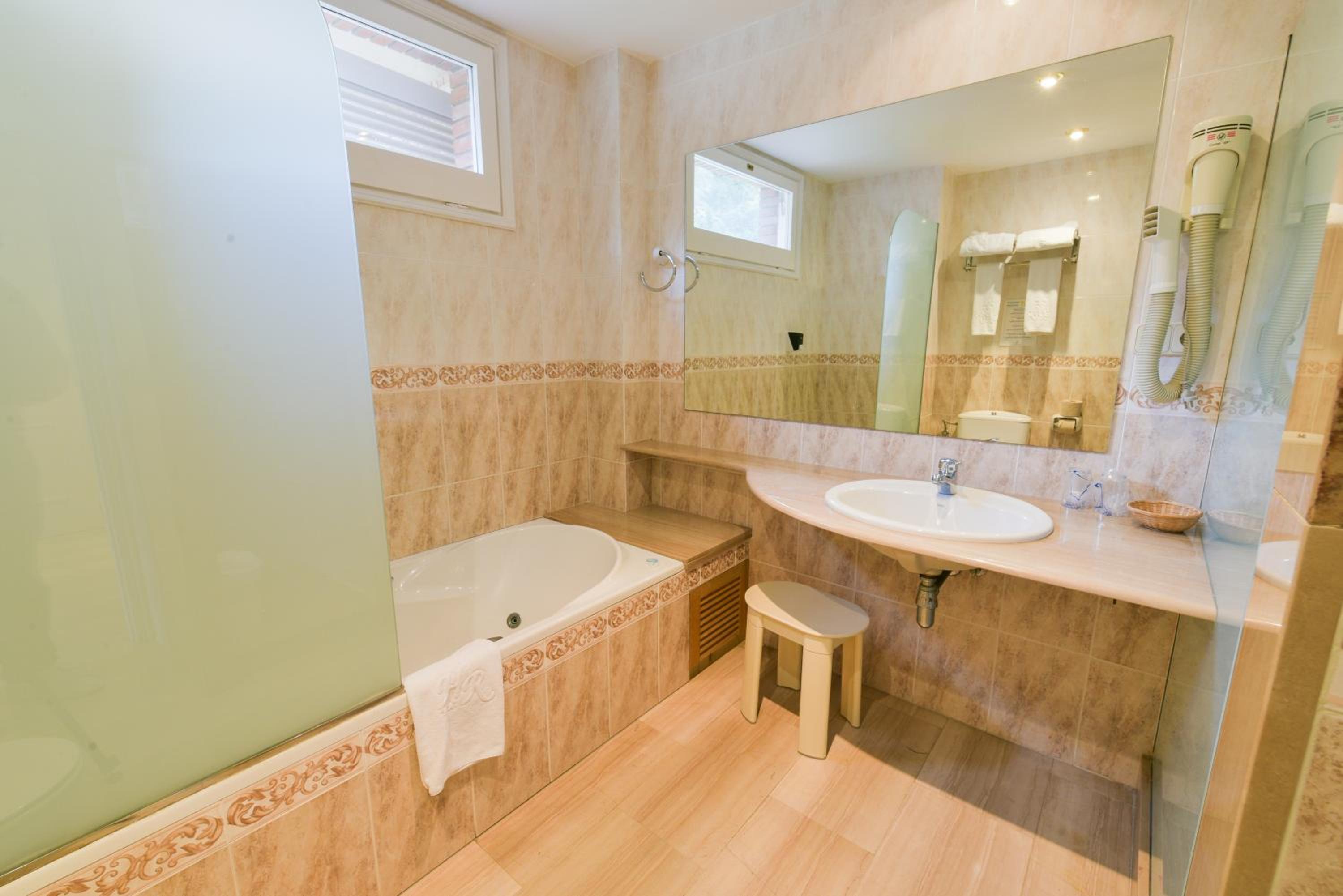 Double or Twin Room - Photo 2