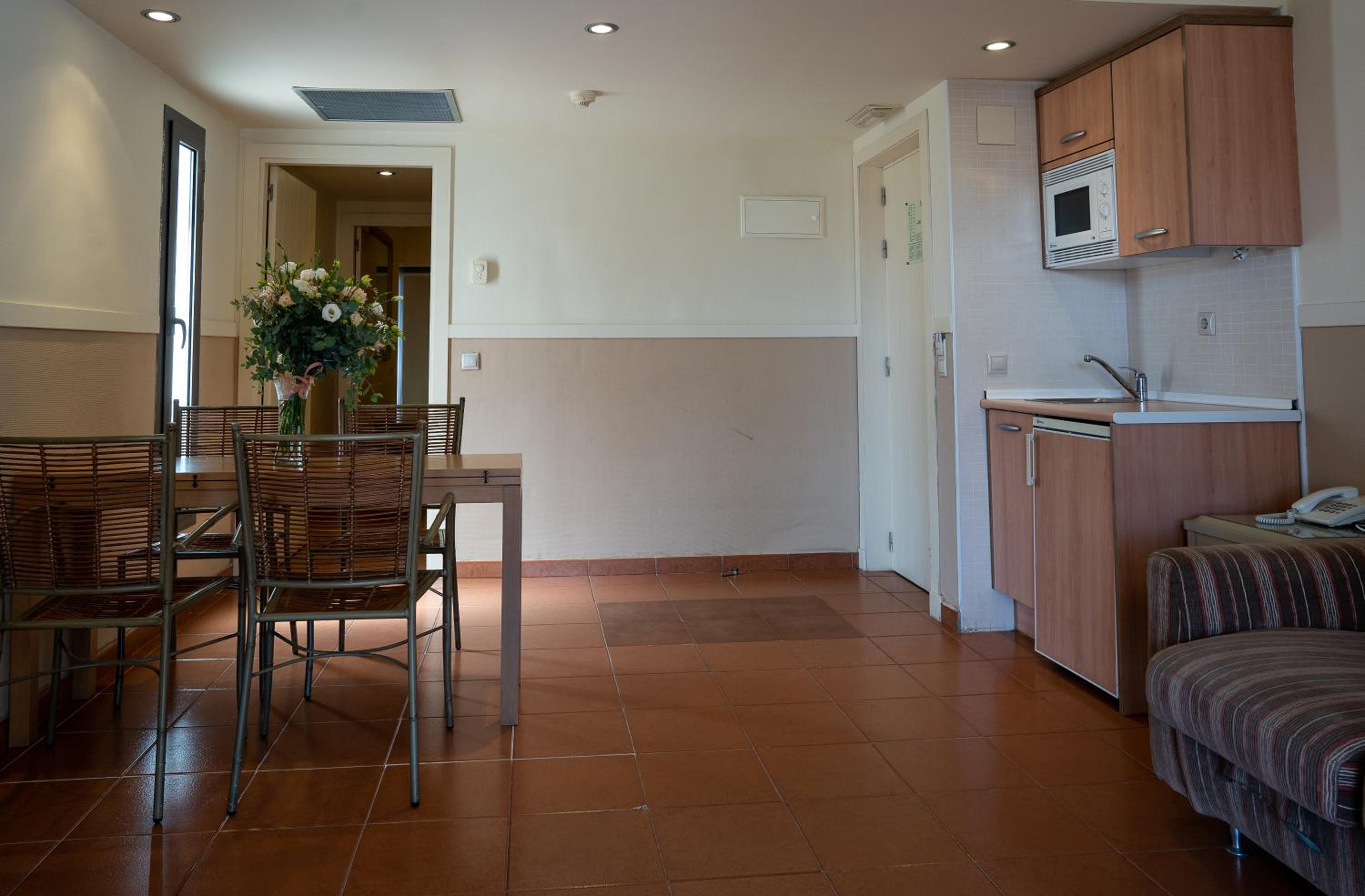 Family Suite (2 Adults + 2 Children) - Photo 21