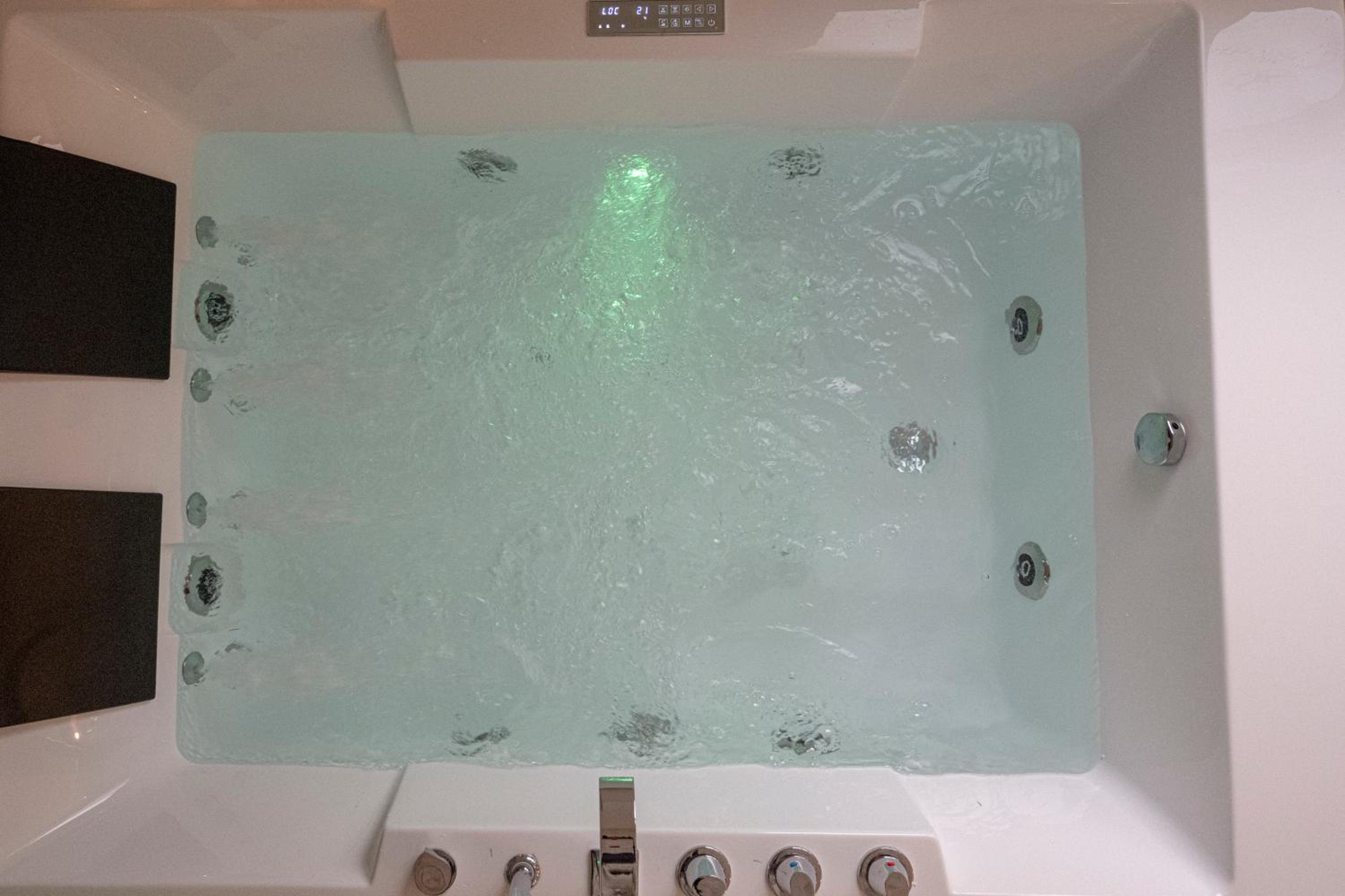 Suite with Hot Tub photo 3