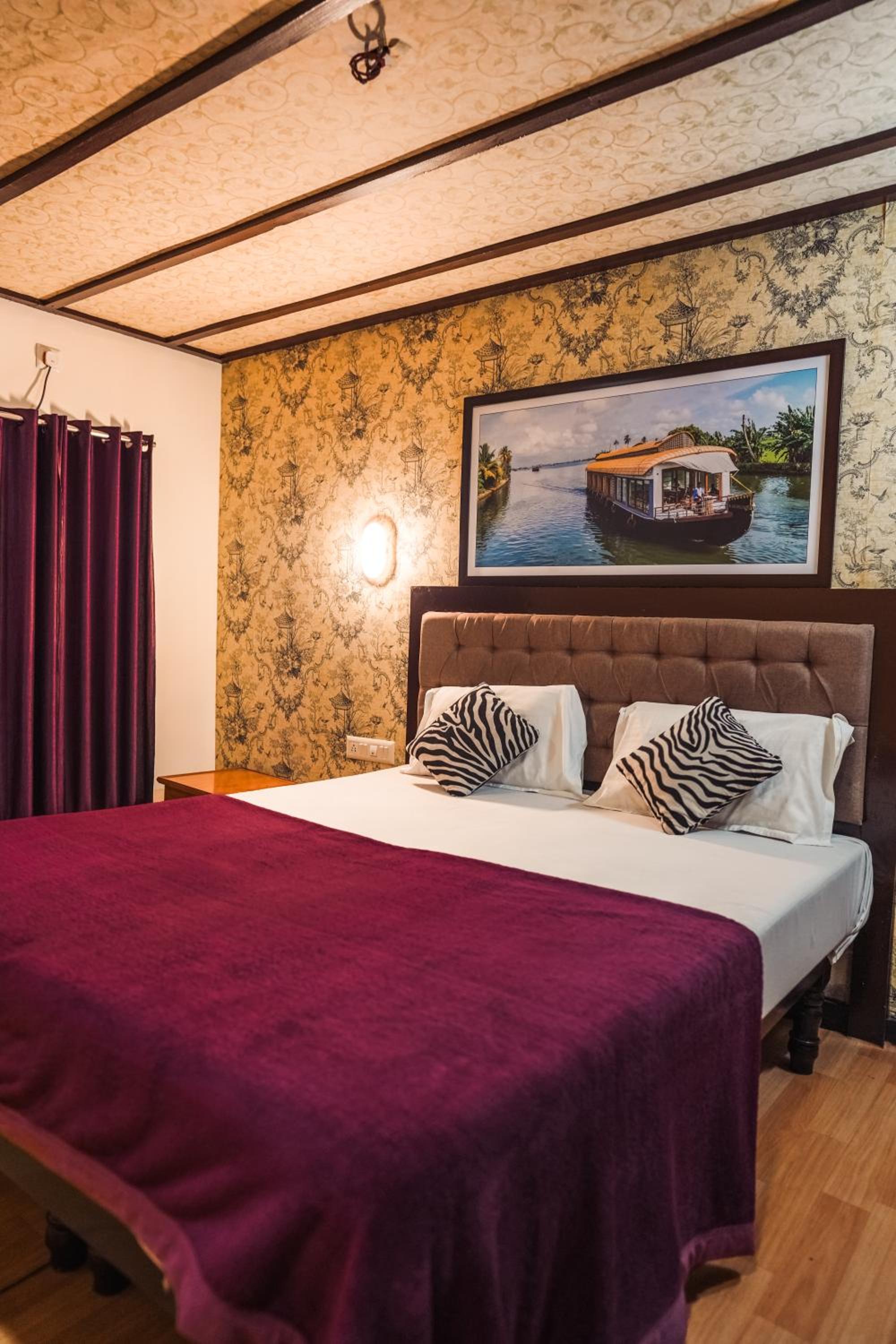 Deluxe Room A/C Timings 8 pm to 6 am - Photo 16