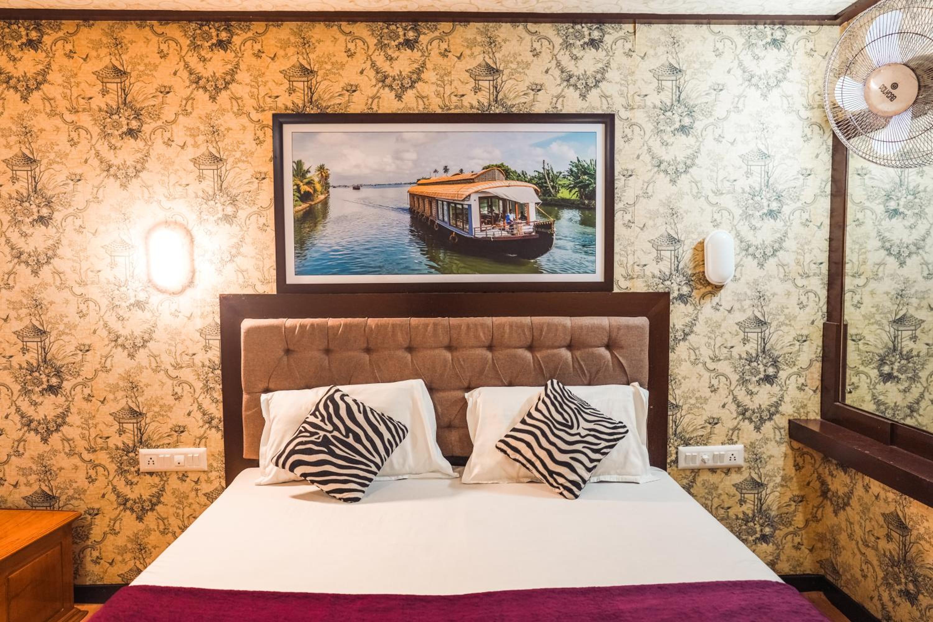 Deluxe Room A/C Timings 8 pm to 6 am - Photo 17