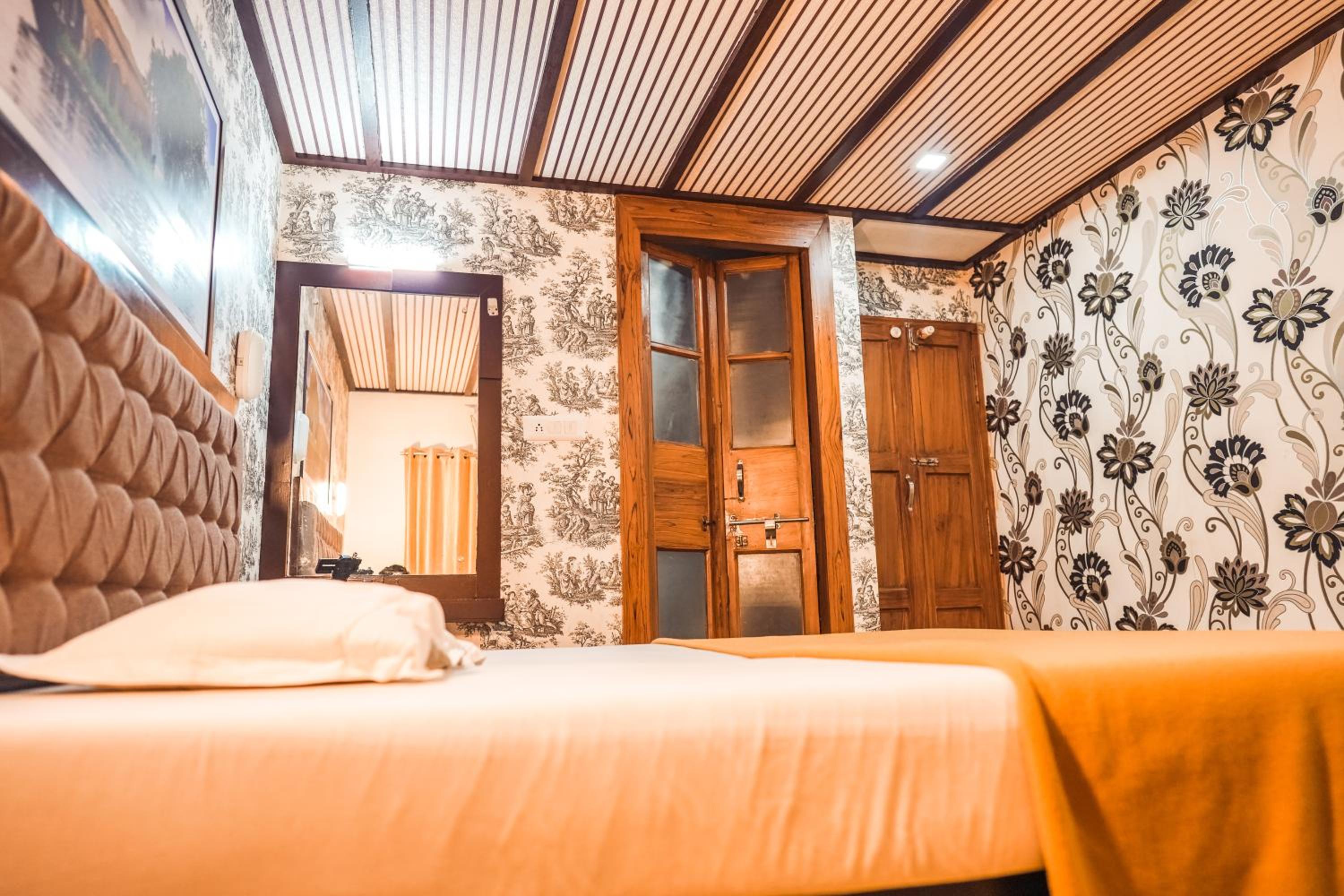 Deluxe Room A/C Timings 8 pm to 6 am - Photo 14