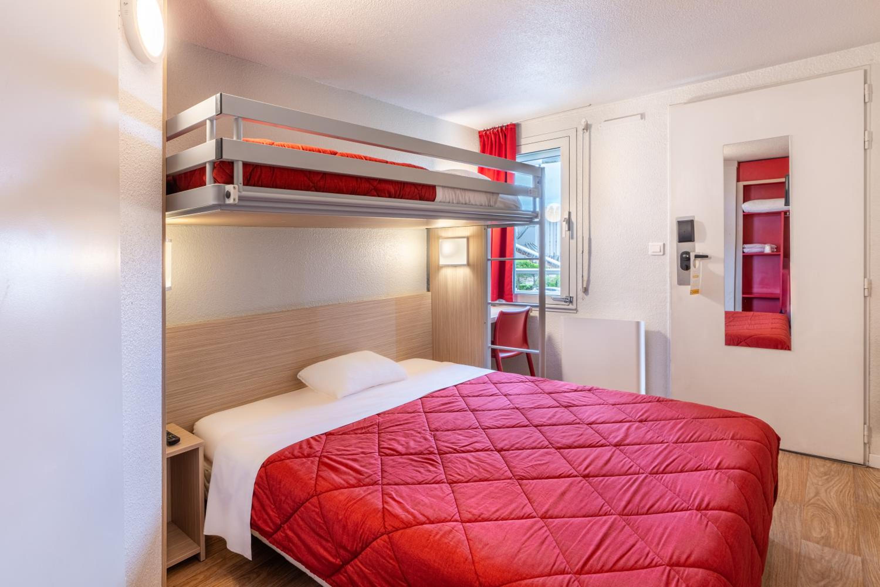 Triple Room (1 double bed + 1 bunk bed) - Photo 1
