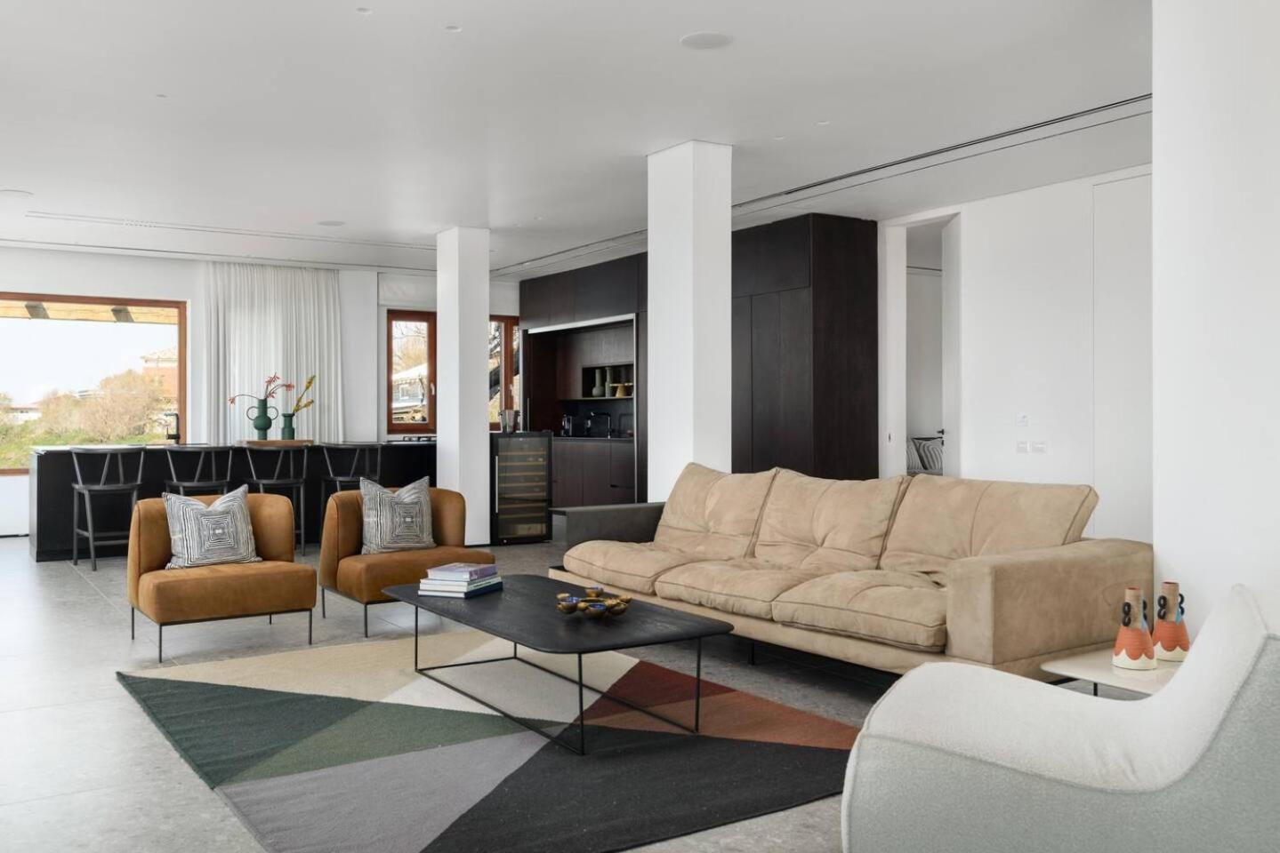 Five-Bedroom House photo 3