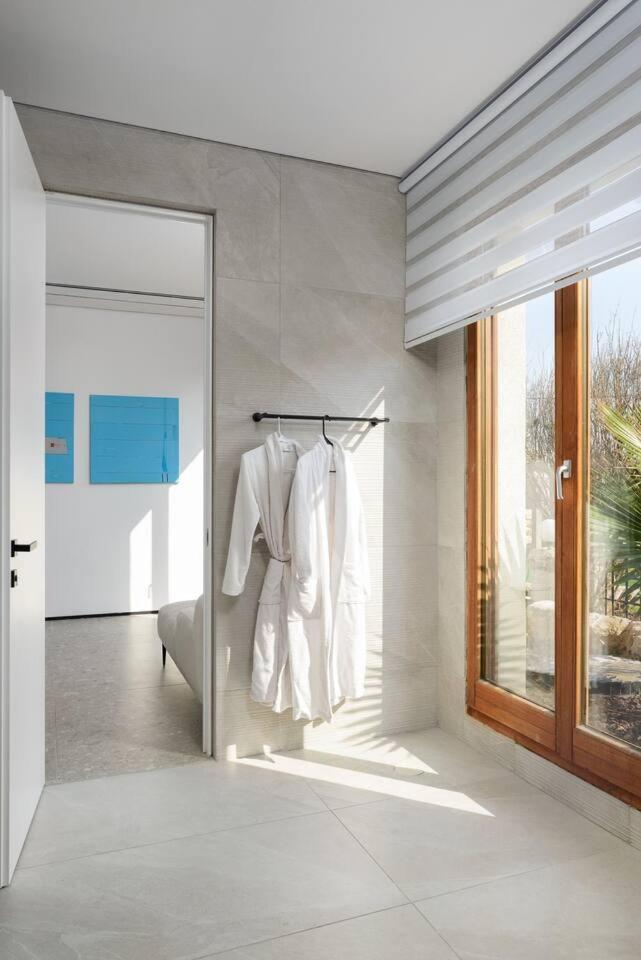 Five-Bedroom House photo 2
